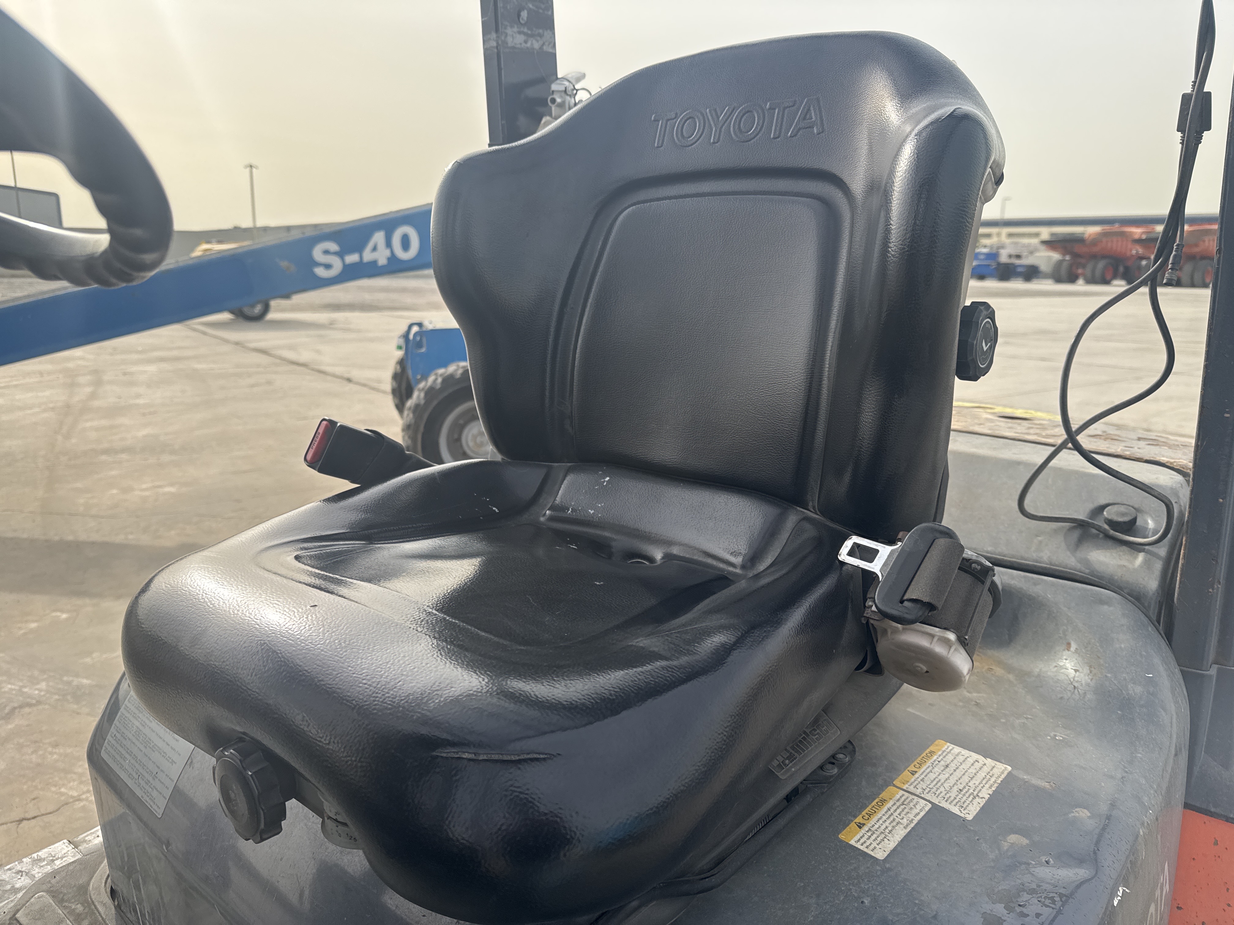 FLM-005-Toyota-8FDU25-Forklifts-inspection-Cabin-Seats/armrests-2
