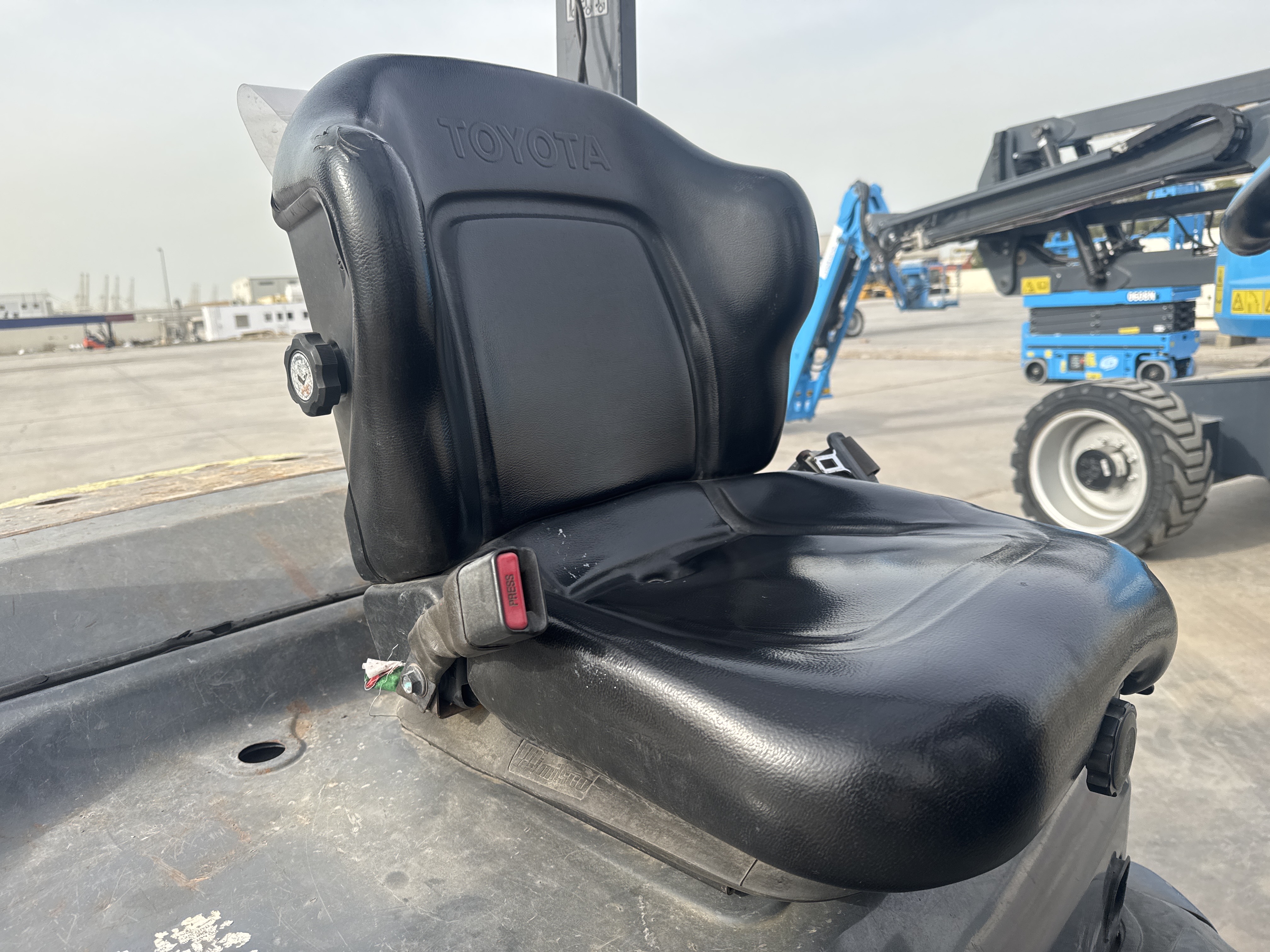 FLM-005-Toyota-8FDU25-Forklifts-inspection-Cabin-Seats/armrests-2