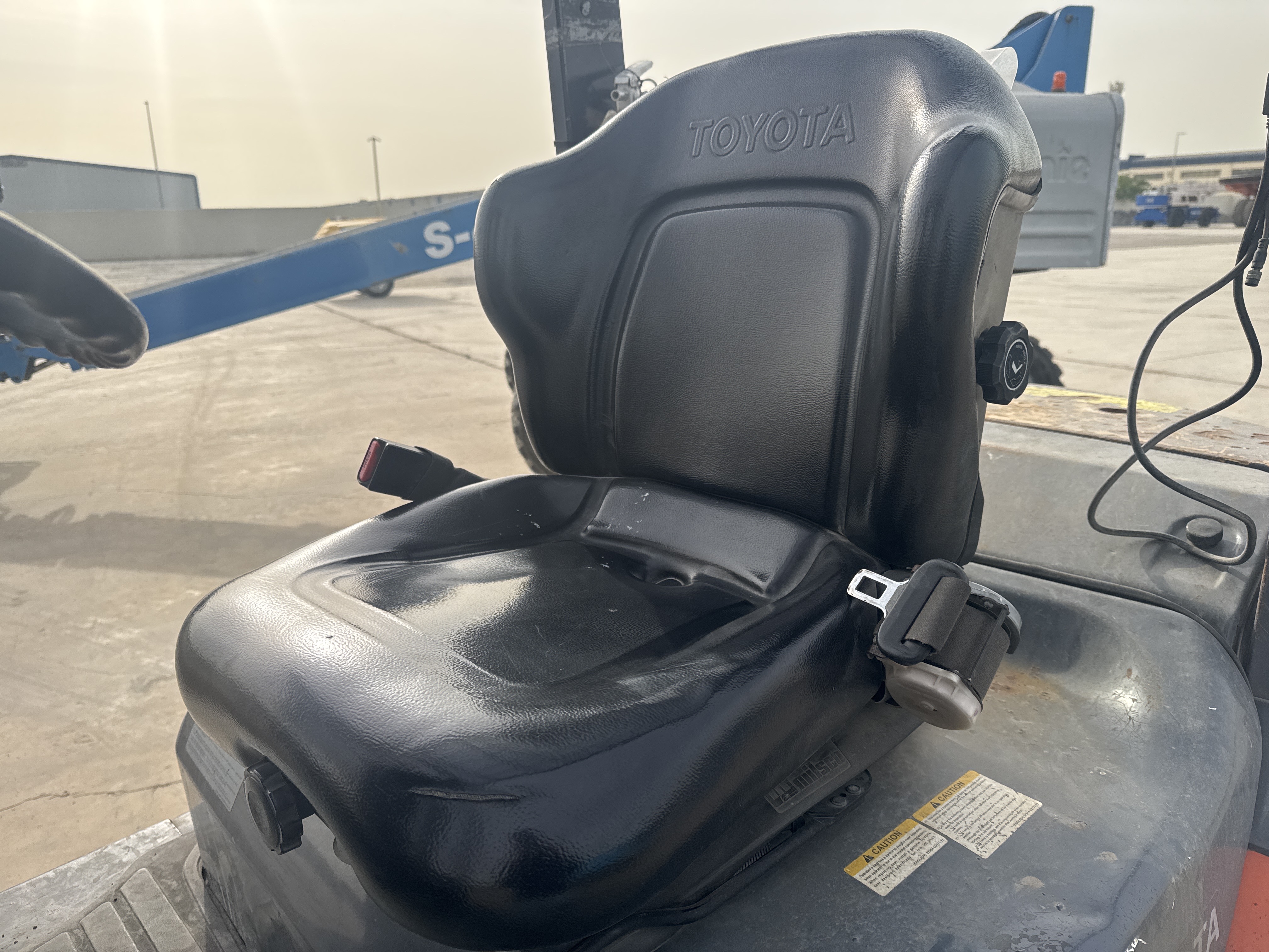 FLM-005-Toyota-8FDU25-Forklifts-inspection-Cabin-Seats/armrests-2