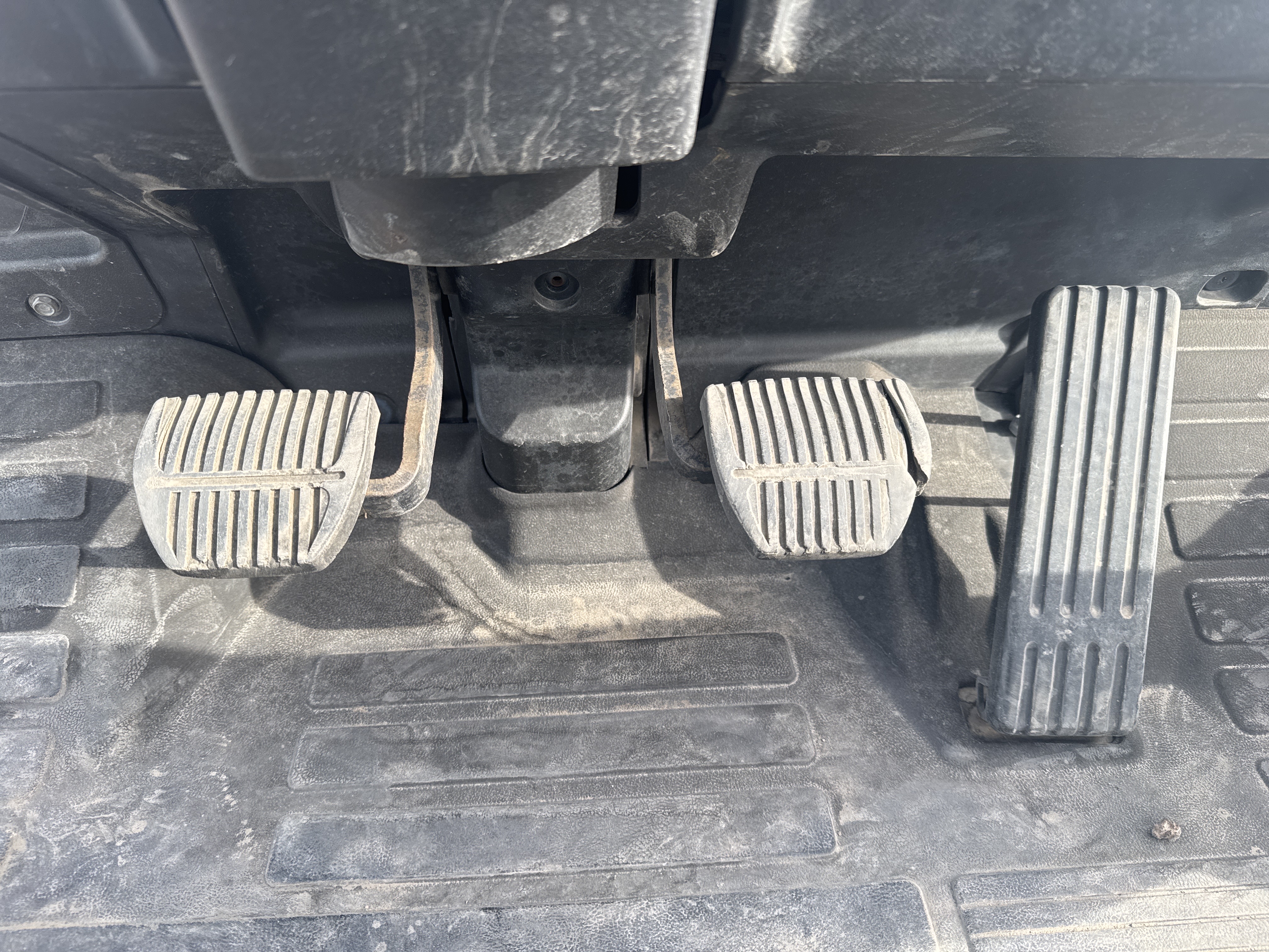 FLM-005-Toyota-8FDU25-Forklifts-inspection-Cabin-Pedals-2