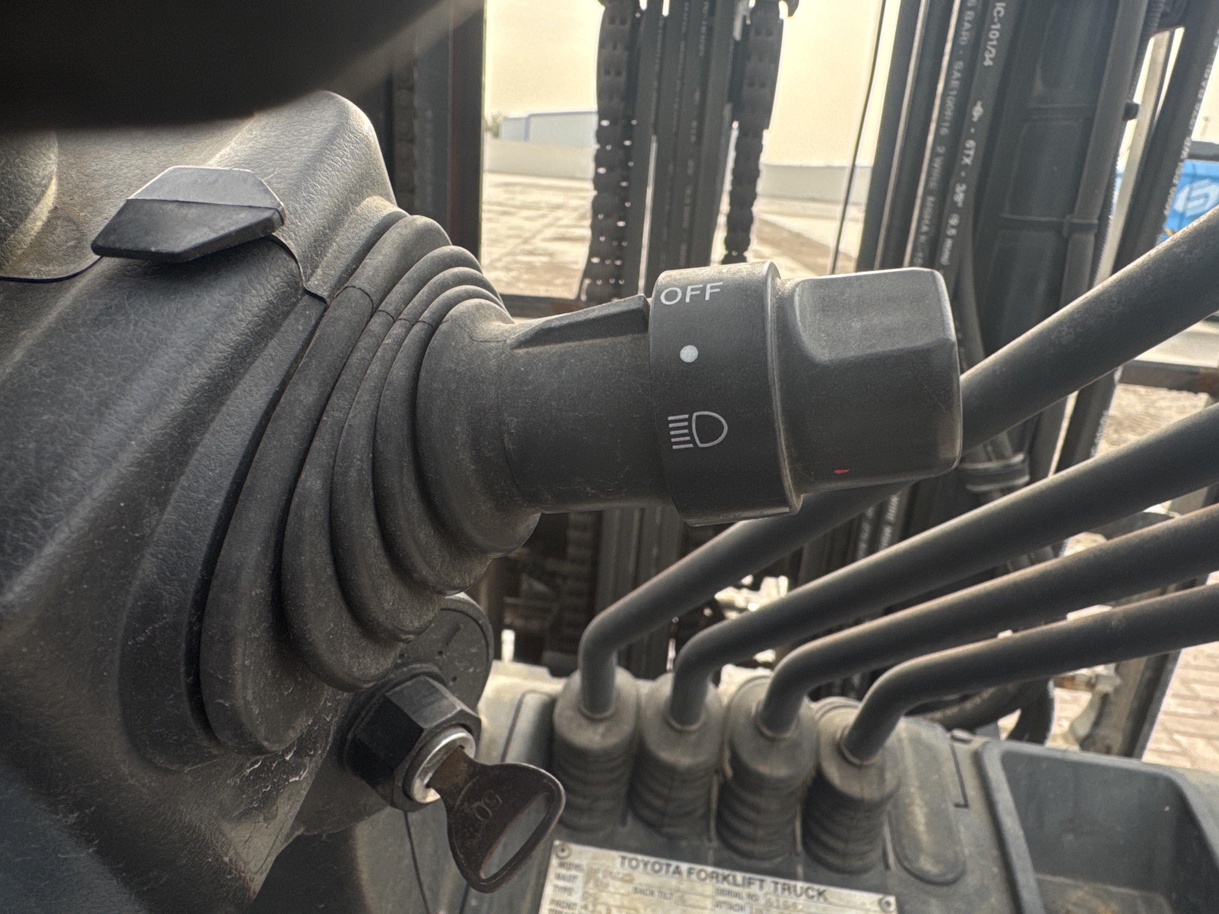 FLM-005-Toyota-8FDU25-Forklifts-inspection-Cabin-Electronic-instrument-board-2
