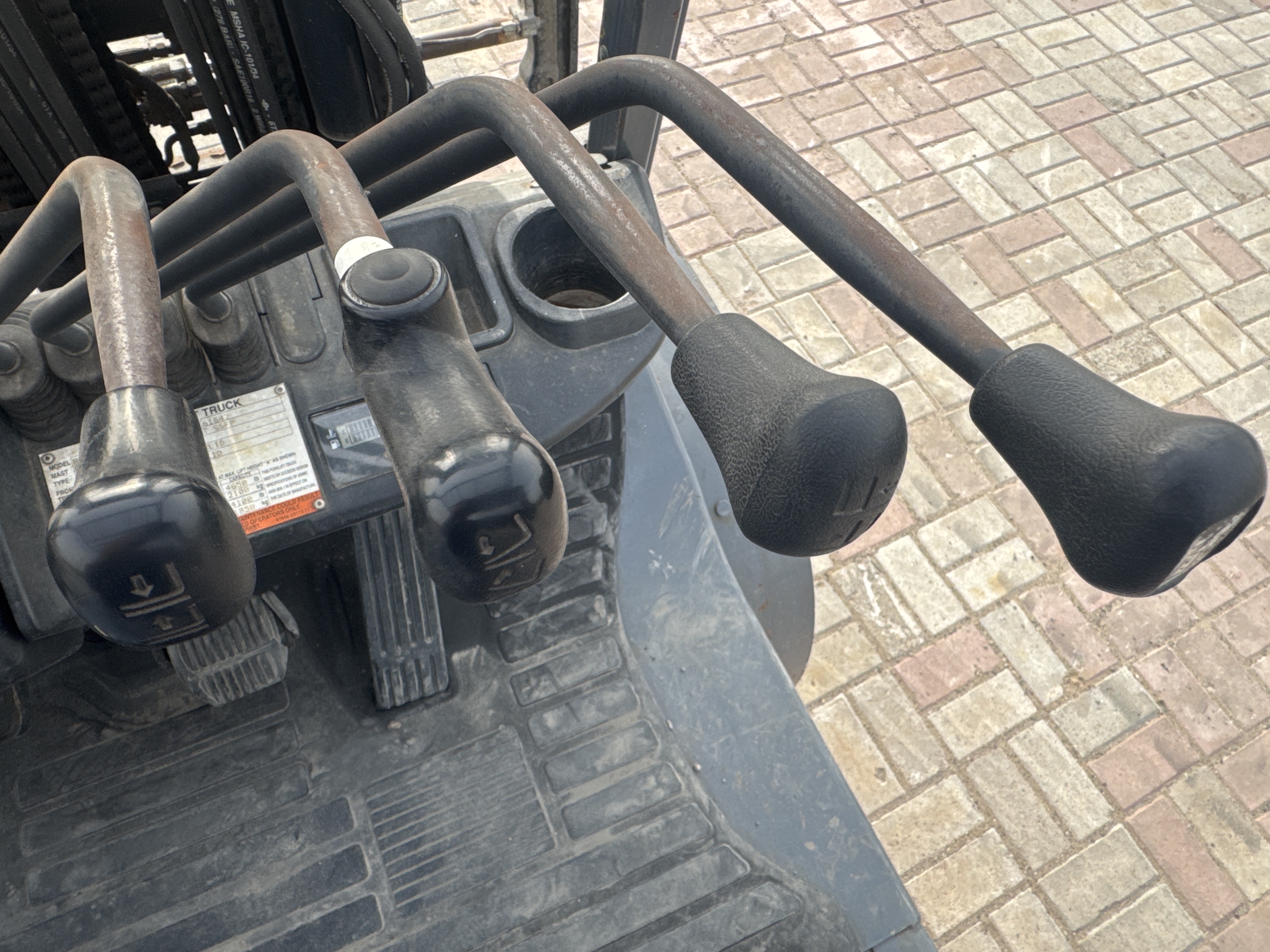 FLM-005-Toyota-8FDU25-Forklifts-inspection-Cabin-Joysticks-2