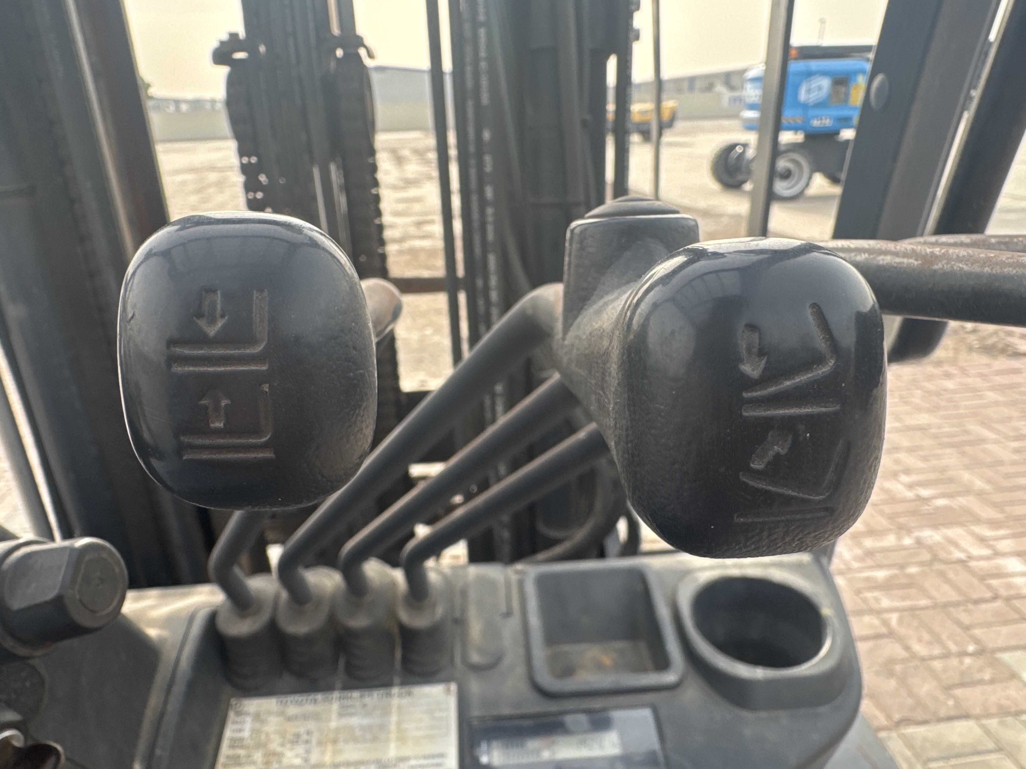 FLM-005-Toyota-8FDU25-Forklifts-inspection-Cabin-Joysticks-2