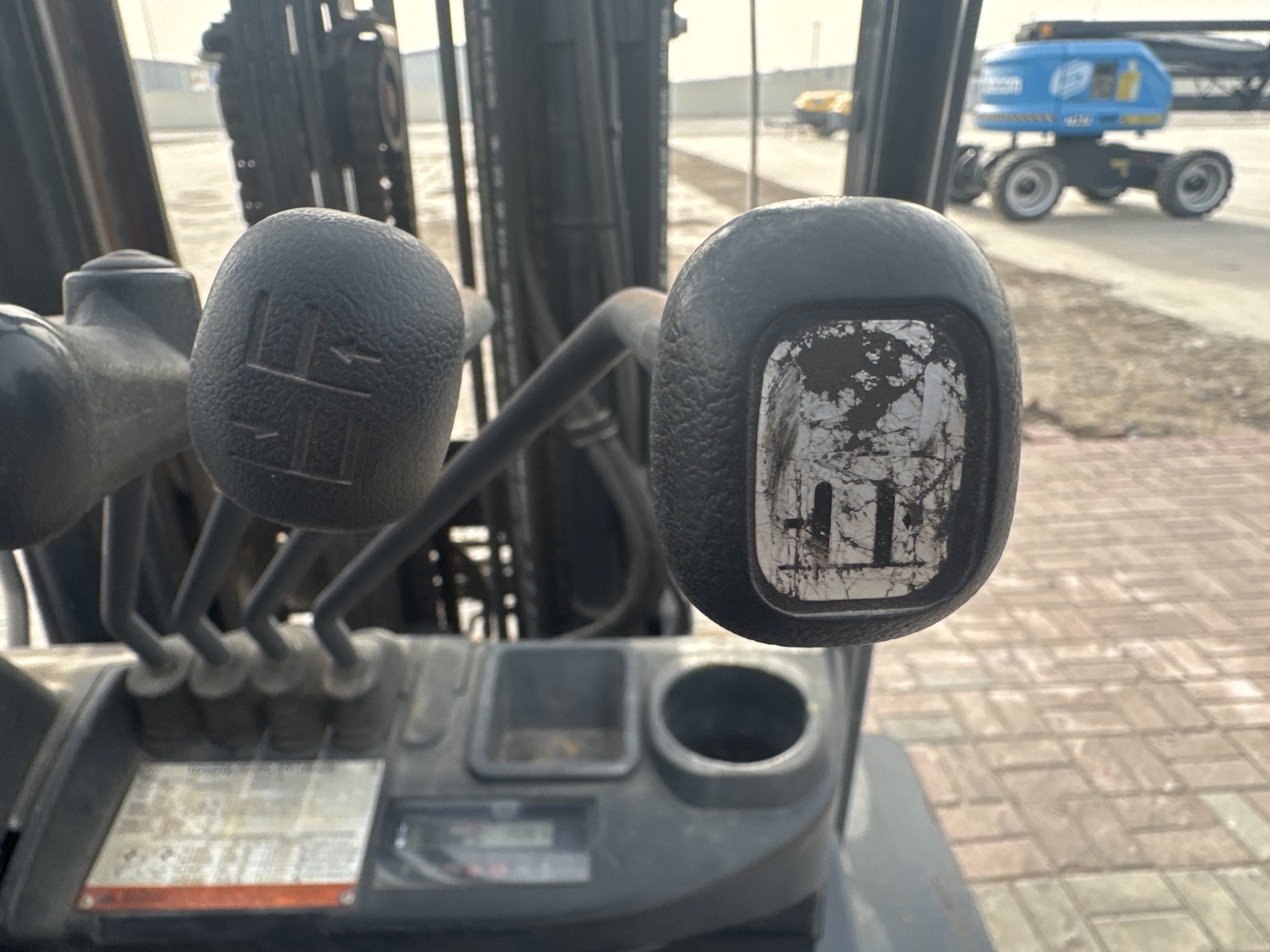 FLM-005-Toyota-8FDU25-Forklifts-inspection-Cabin-Joysticks-2