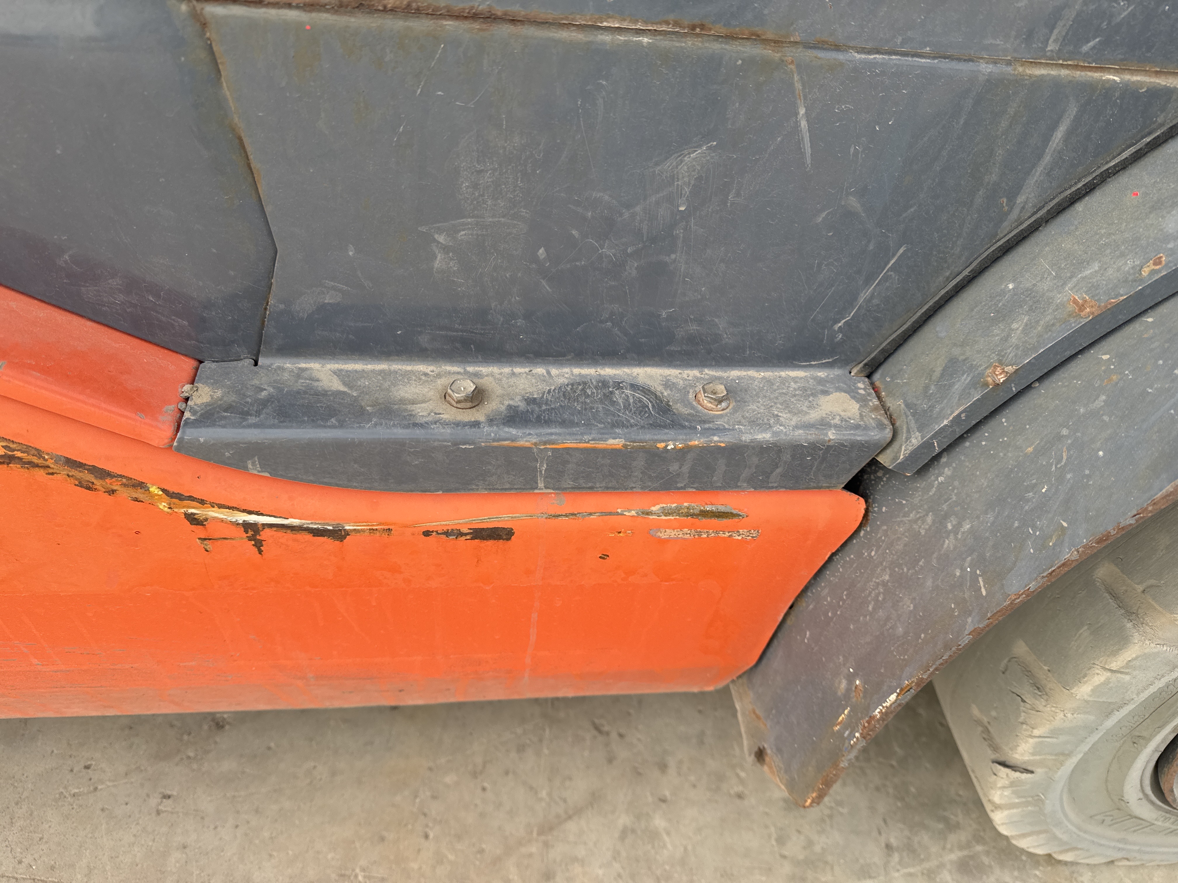 FLM-005-Toyota-8FDU25-Forklifts-inspection-Structure-Steps/ladders-2