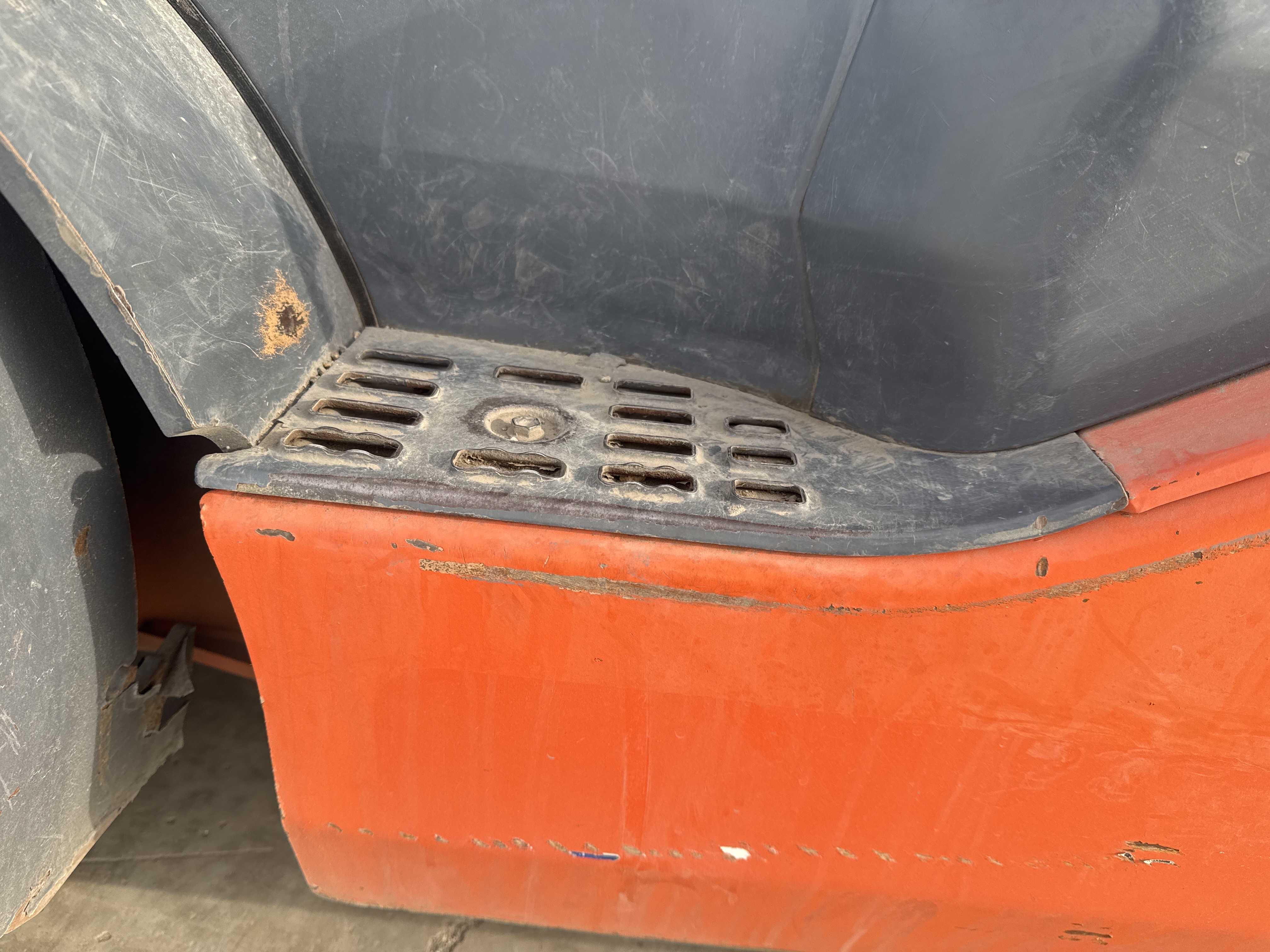 FLM-005-Toyota-8FDU25-Forklifts-inspection-Structure-Steps/ladders-2