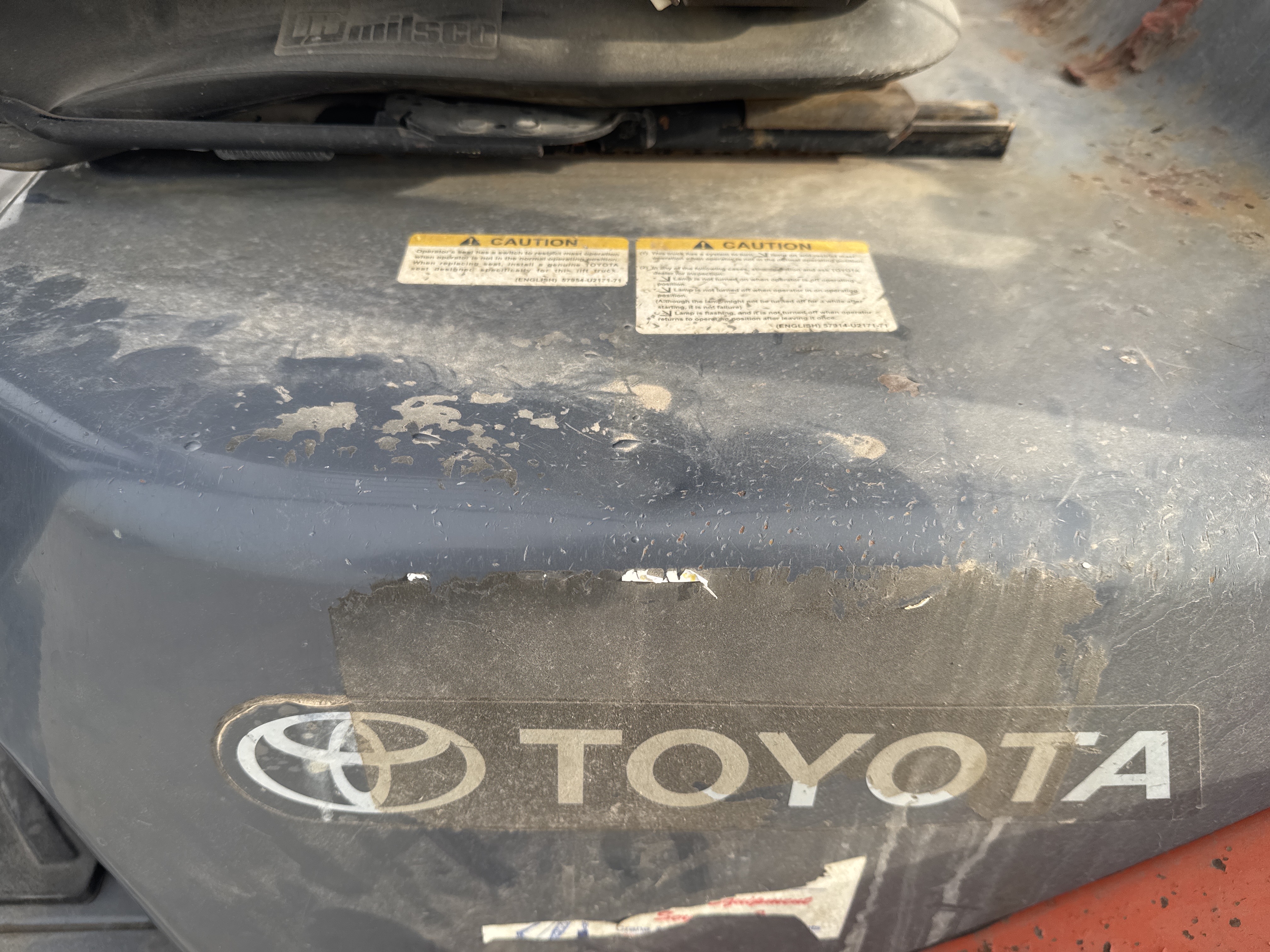 FLM-005-Toyota-8FDU25-Forklifts-inspection-Structure-Sheet-metal-(fiberglass)-2