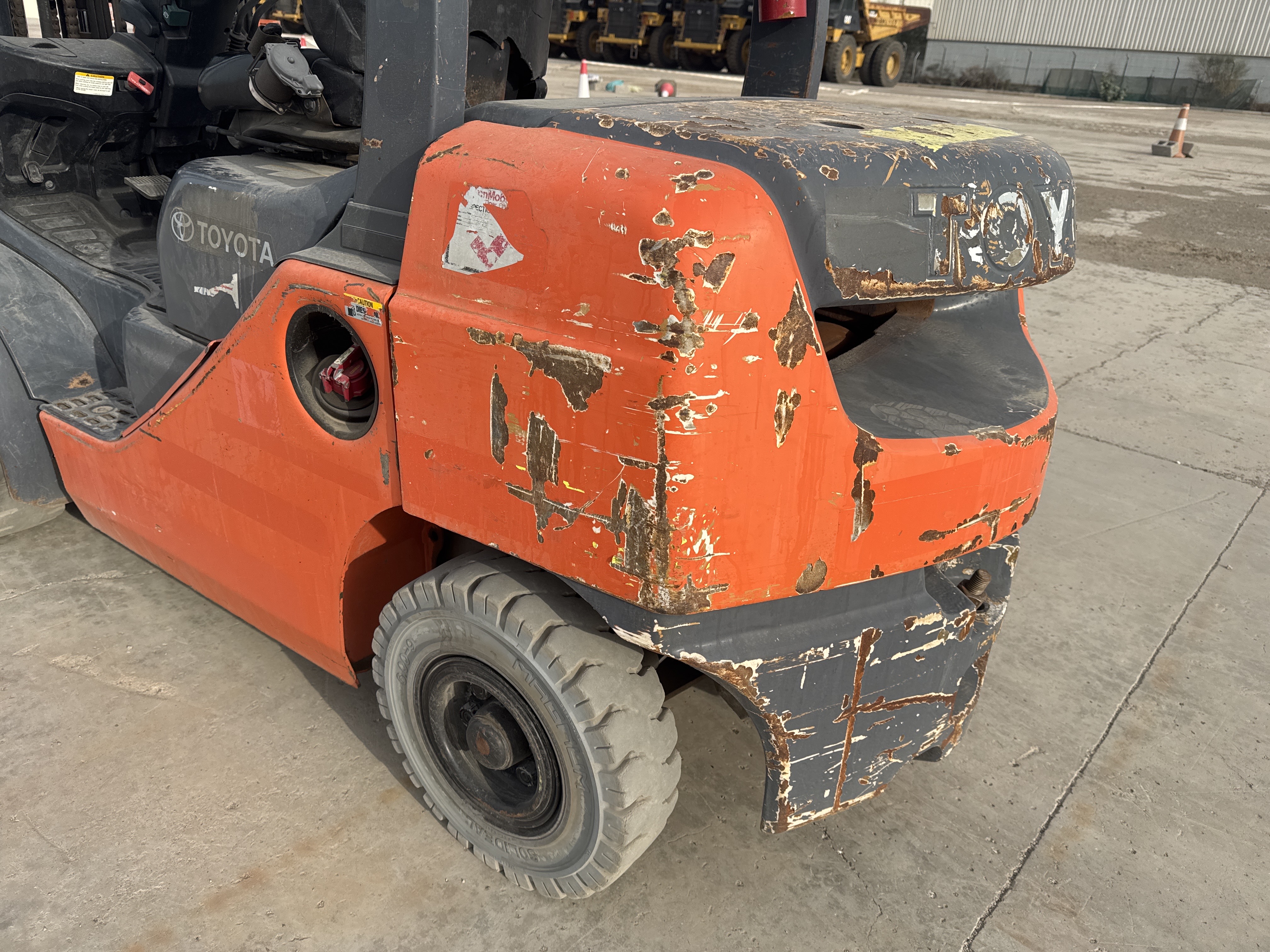FLM-005-Toyota-8FDU25-Forklifts-inspection-Structure-Paint-2