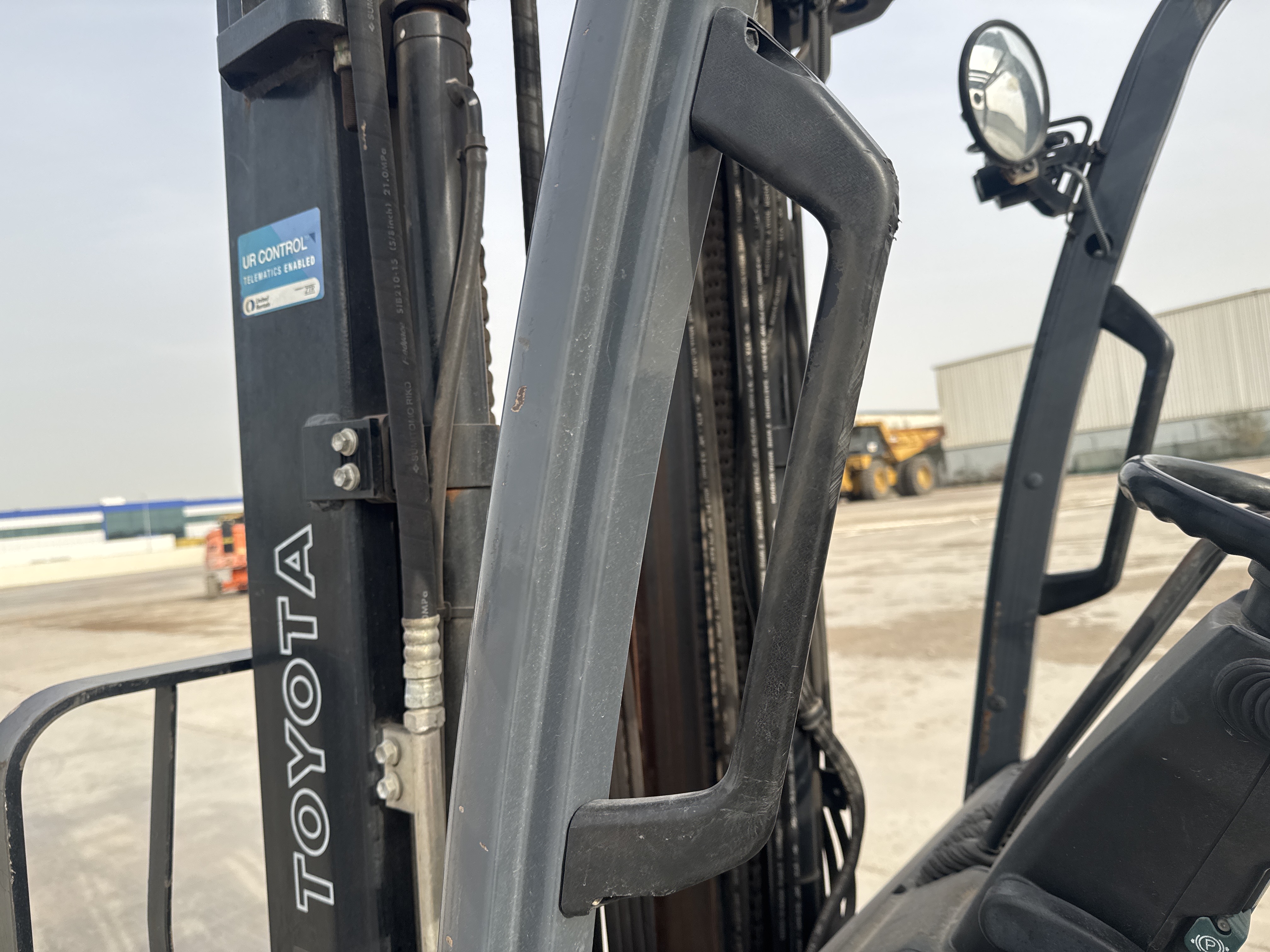 FLM-005-Toyota-8FDU25-Forklifts-inspection-Structure-Handrails-2
