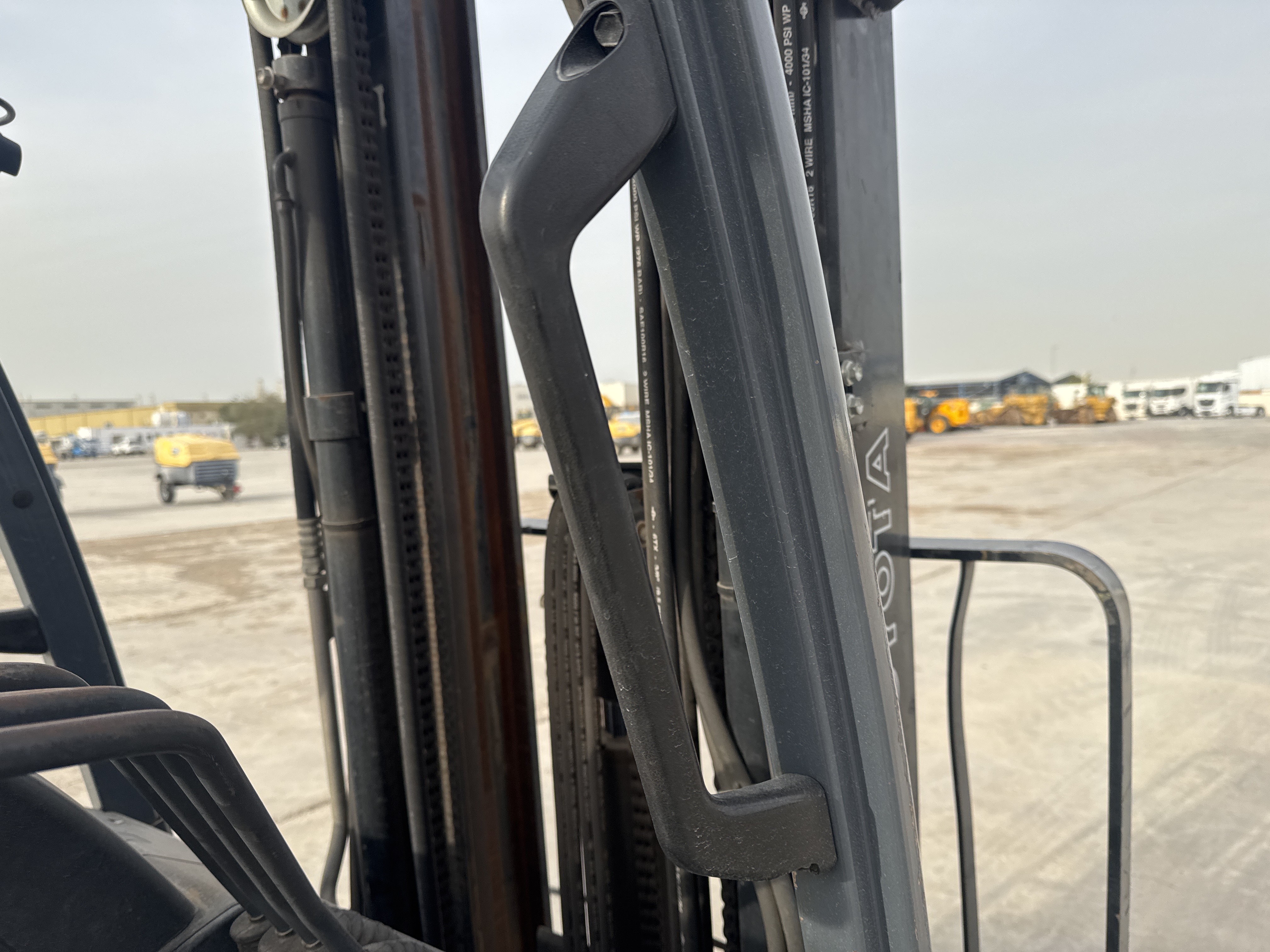 FLM-005-Toyota-8FDU25-Forklifts-inspection-Structure-Handrails-2