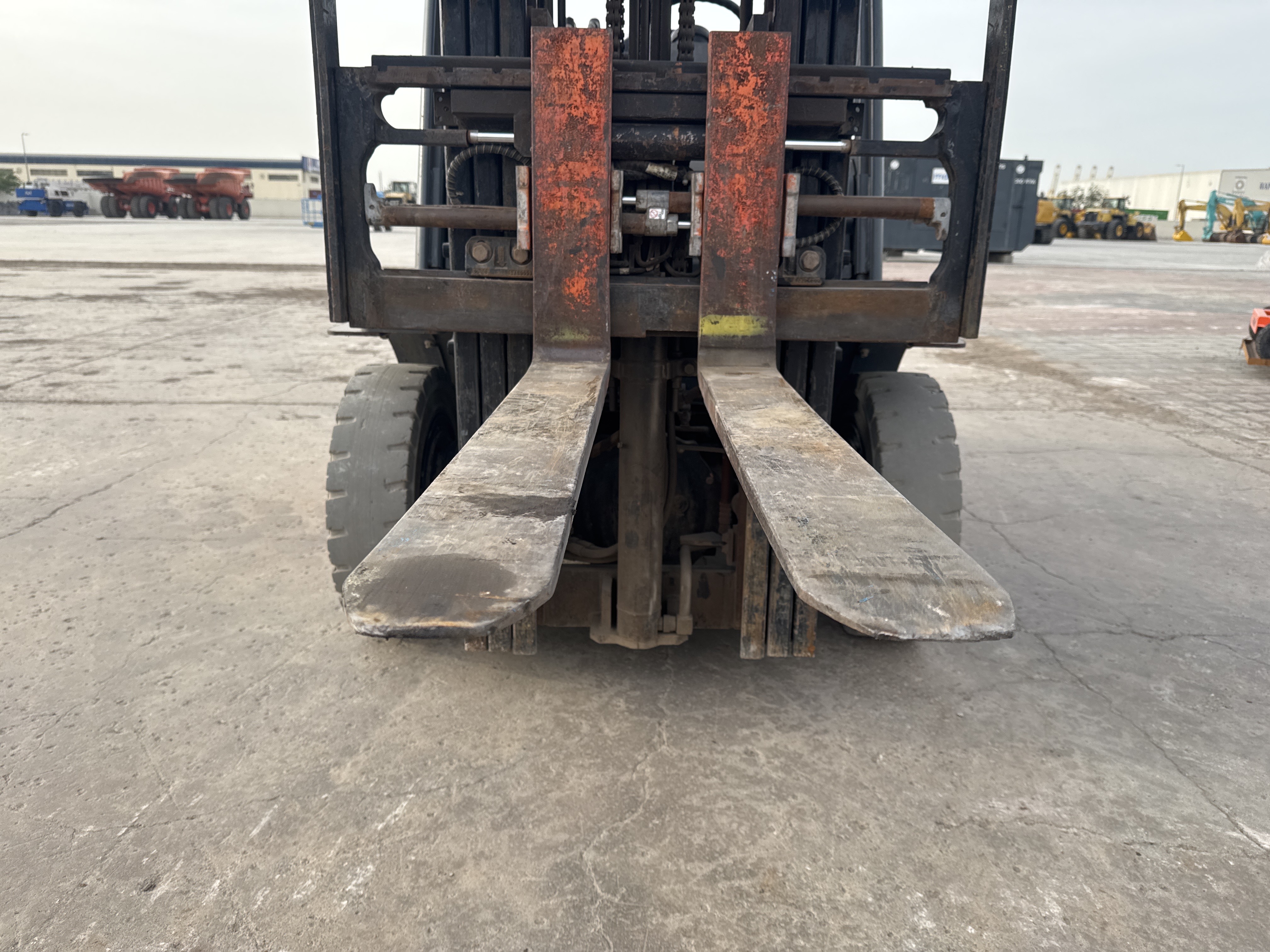 FLM-005-Toyota-8FDU25-Forklifts-inspection-Chassis-Forks-2