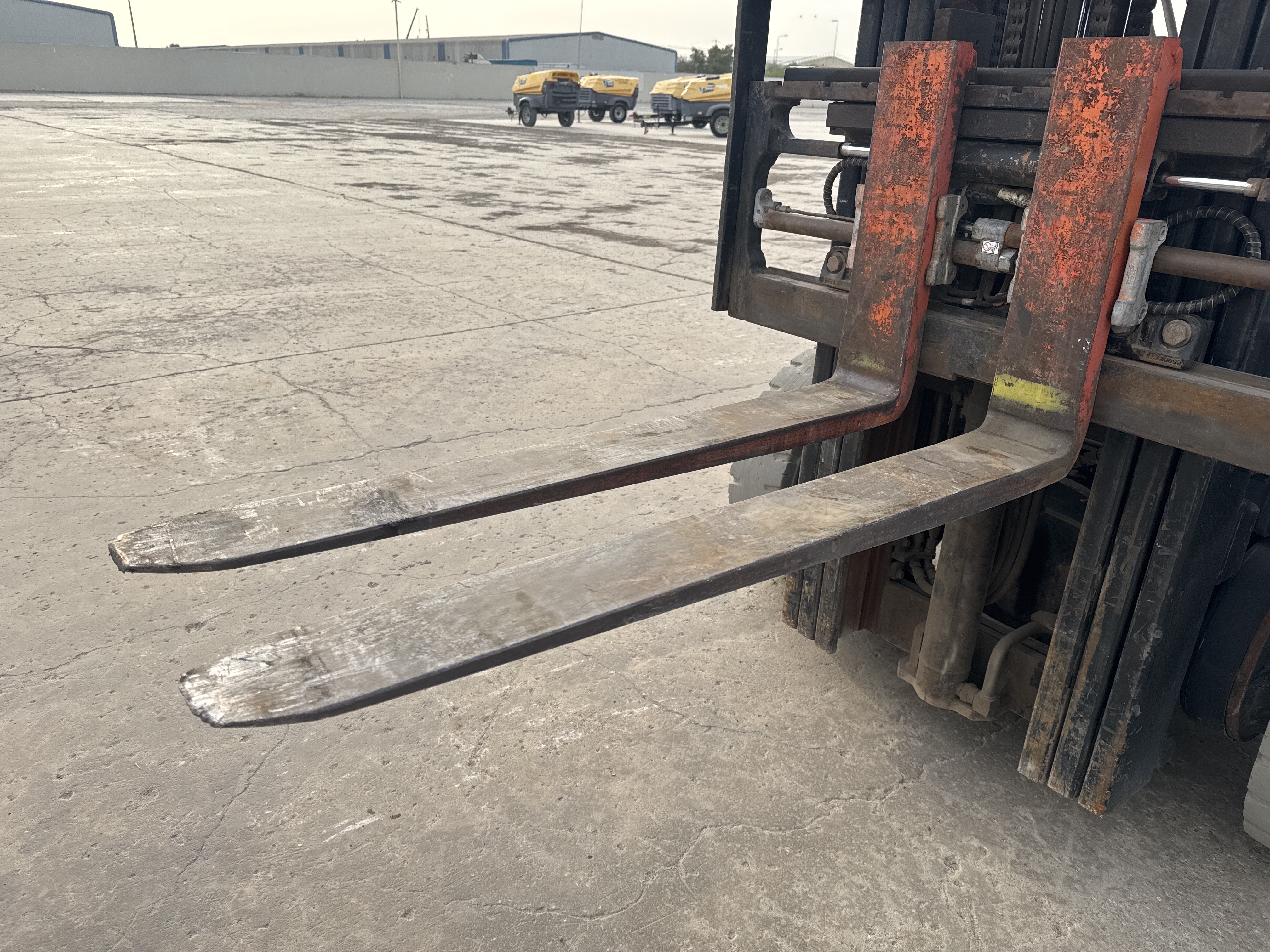 FLM-005-Toyota-8FDU25-Forklifts-inspection-Chassis-Forks-2