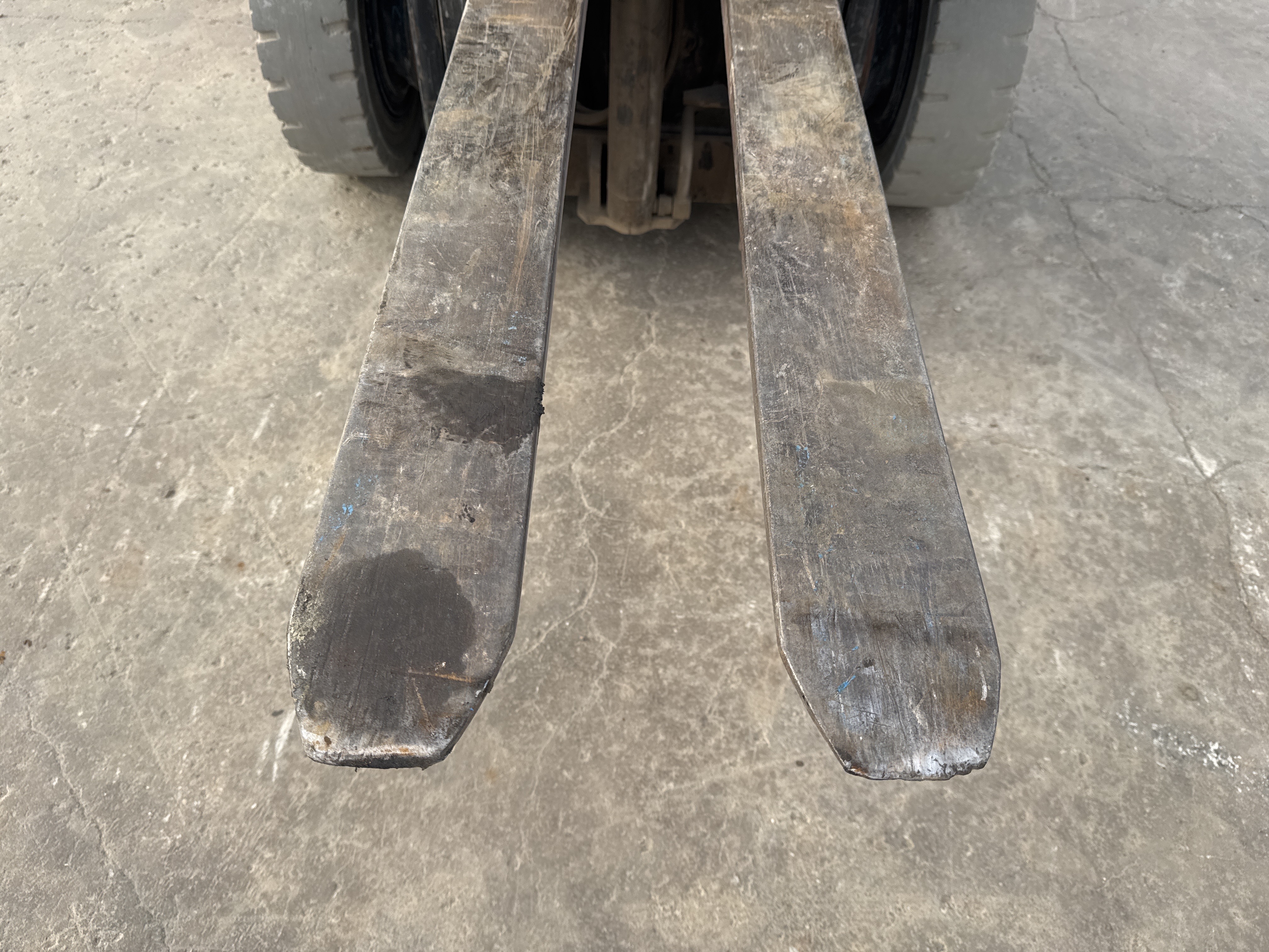 FLM-005-Toyota-8FDU25-Forklifts-inspection-Chassis-Forks-2