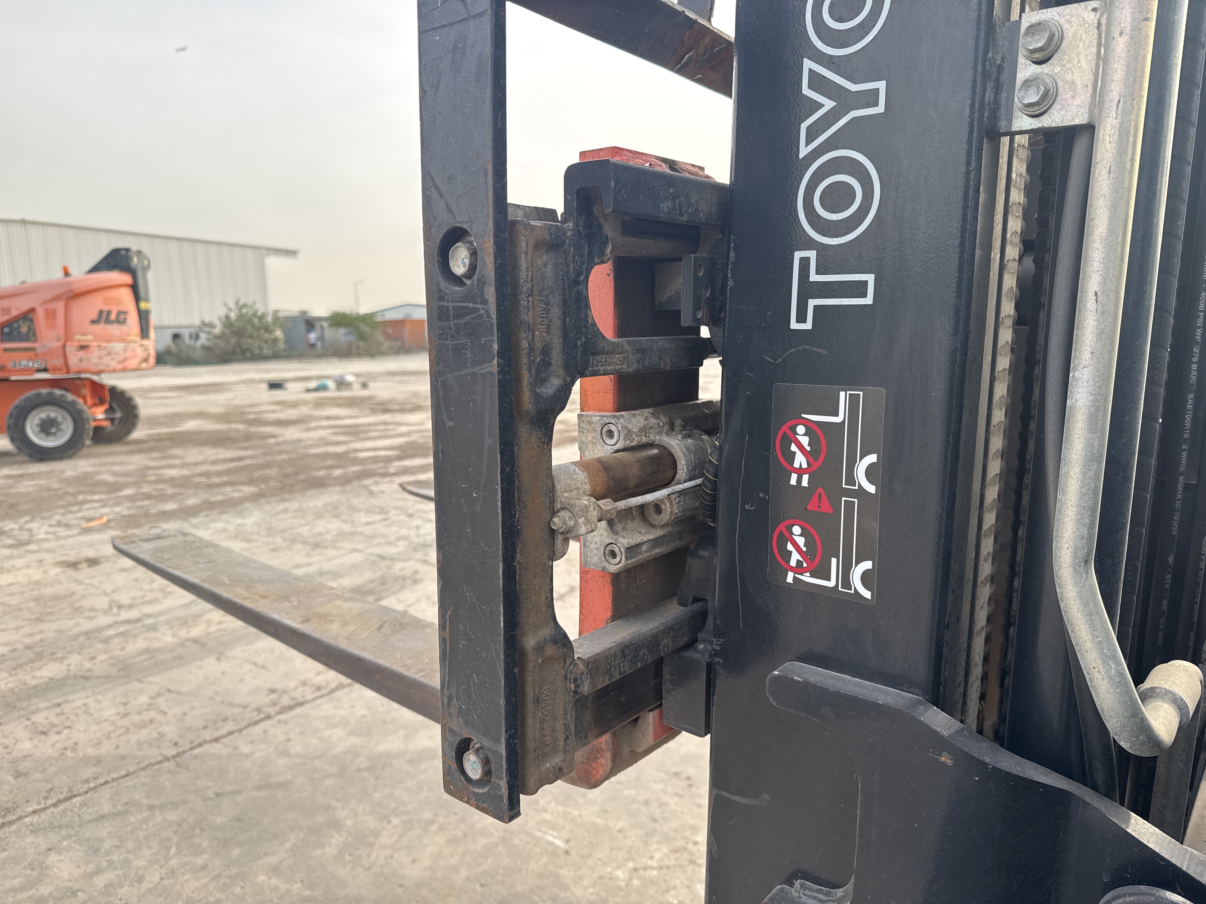 FLM-005-Toyota-8FDU25-Forklifts-inspection-Chassis-Carriage-2