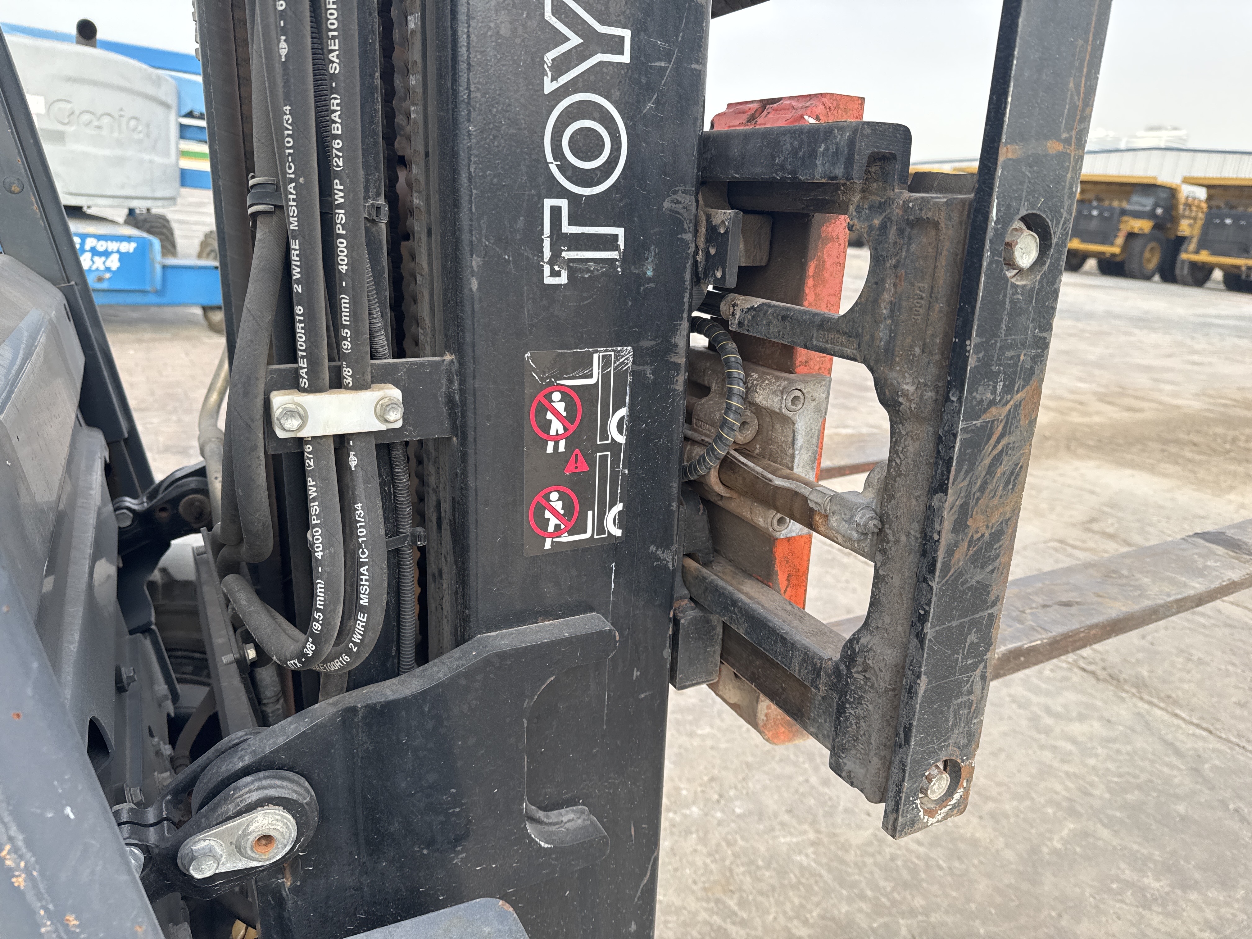 FLM-005-Toyota-8FDU25-Forklifts-inspection-Chassis-Carriage-2