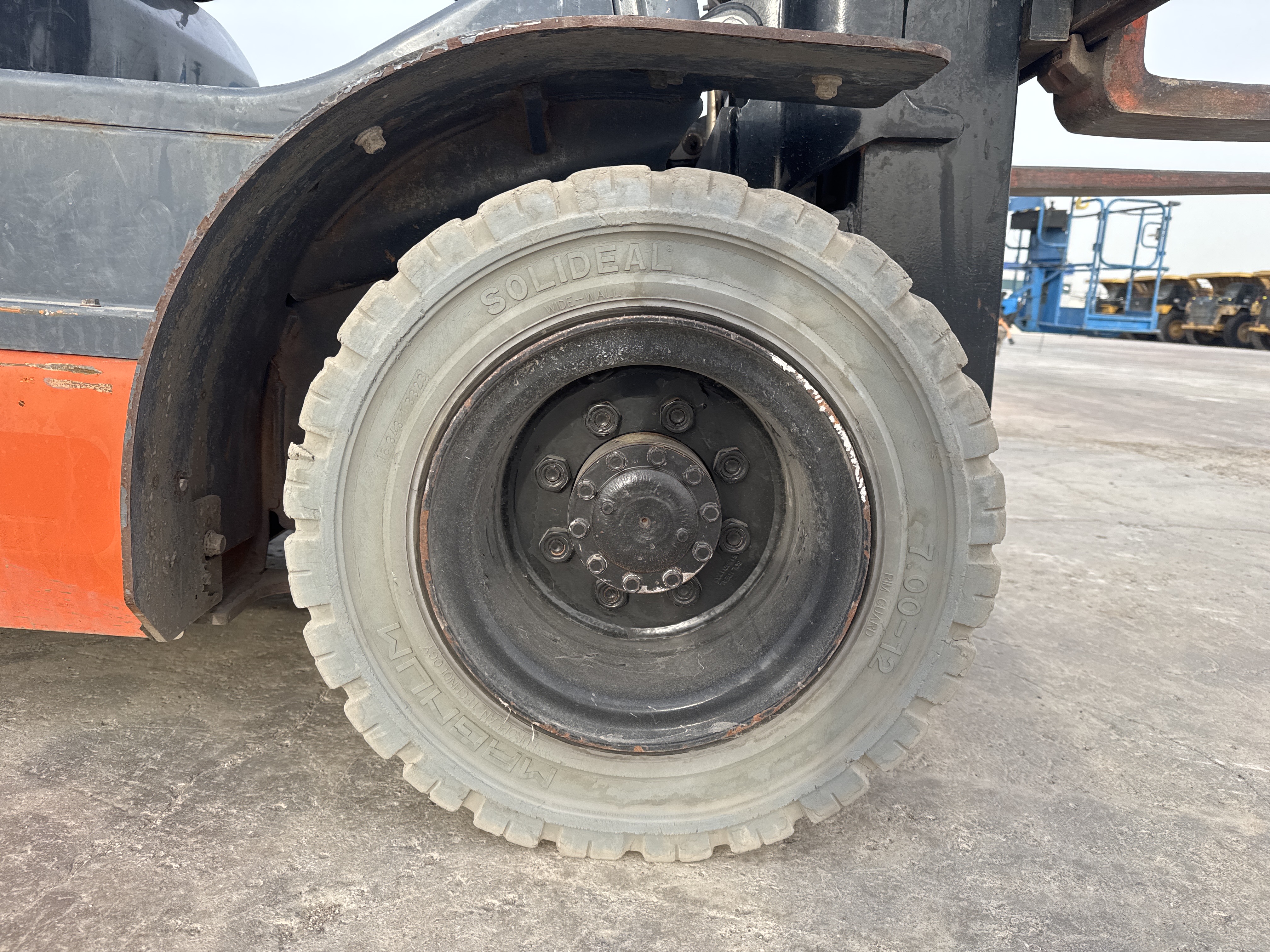 FLM-005-Toyota-8FDU25-Forklifts-inspection-Chassis-Left-front-tire-/-wheel-hub---condition-2