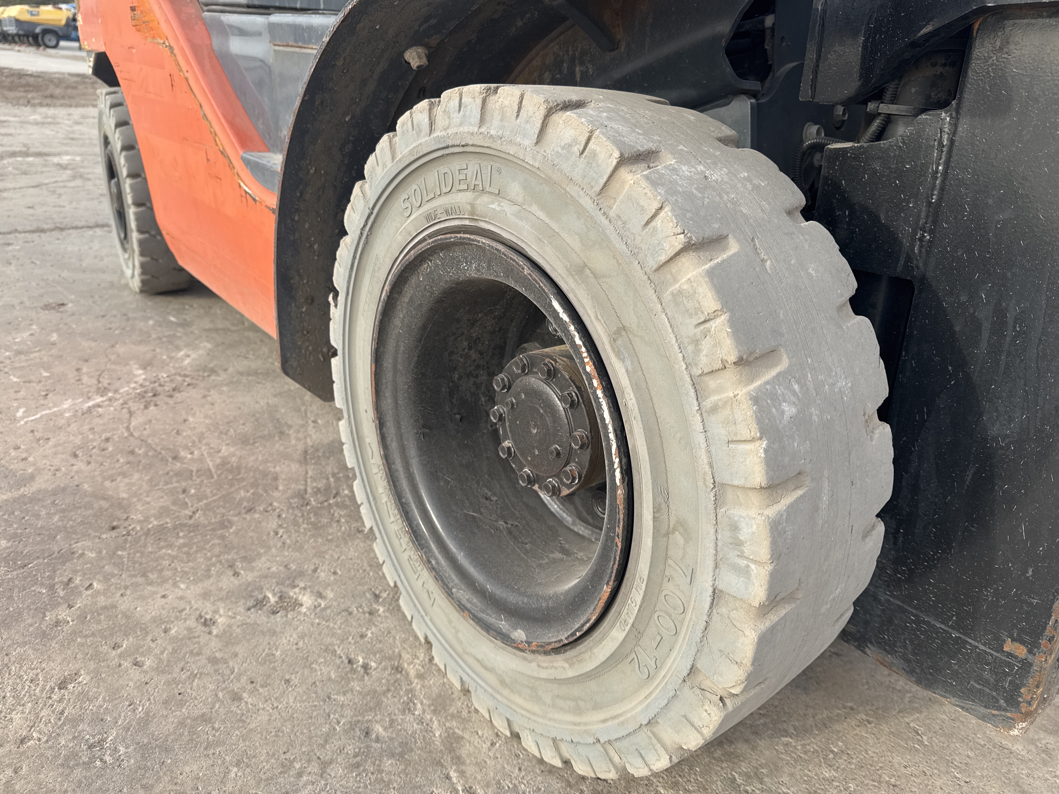 FLM-005-Toyota-8FDU25-Forklifts-inspection-Chassis-Left-front-tire-/-wheel-hub---condition-2