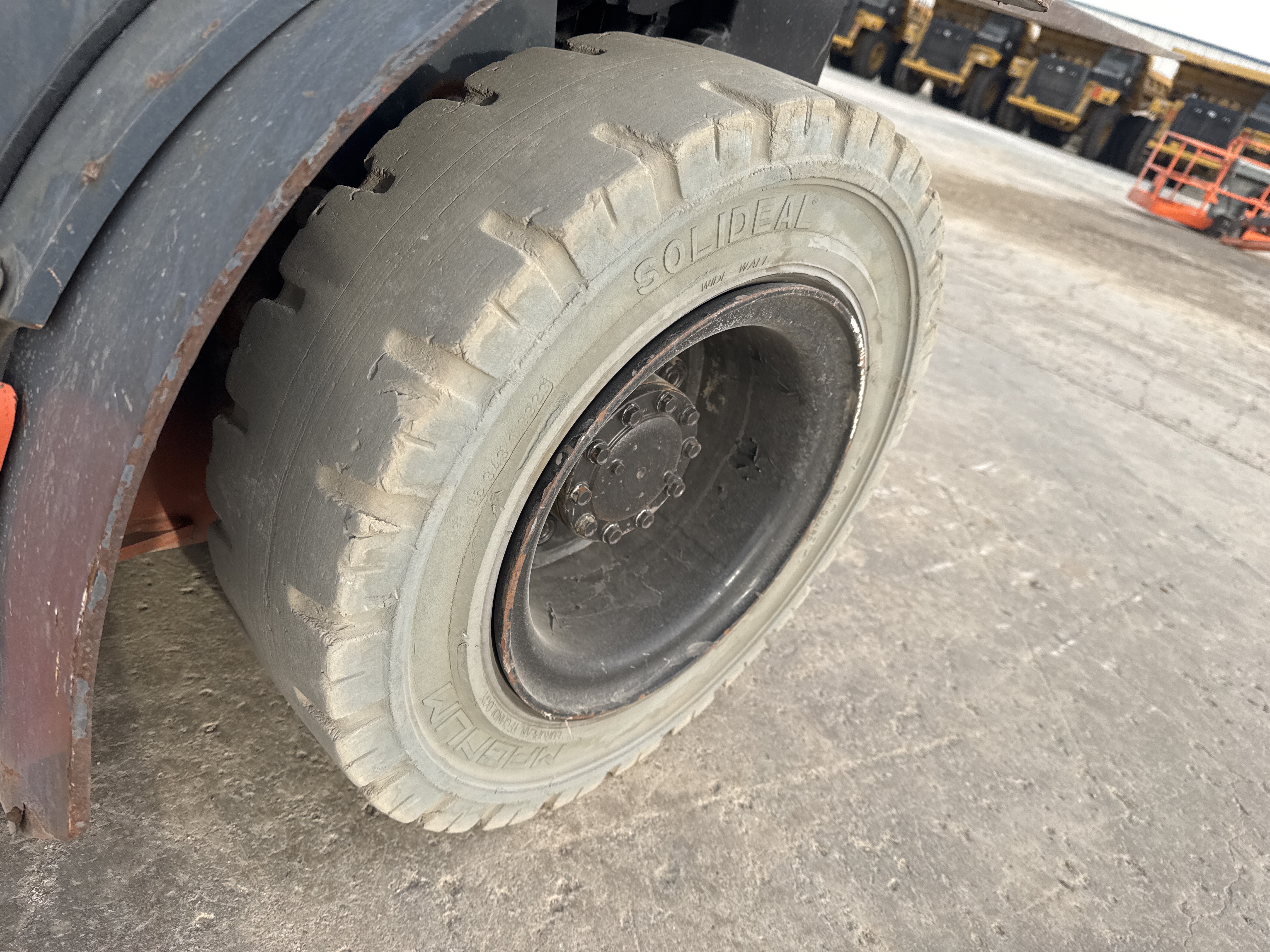 FLM-005-Toyota-8FDU25-Forklifts-inspection-Chassis-Left-front-tire-/-wheel-hub---condition-3