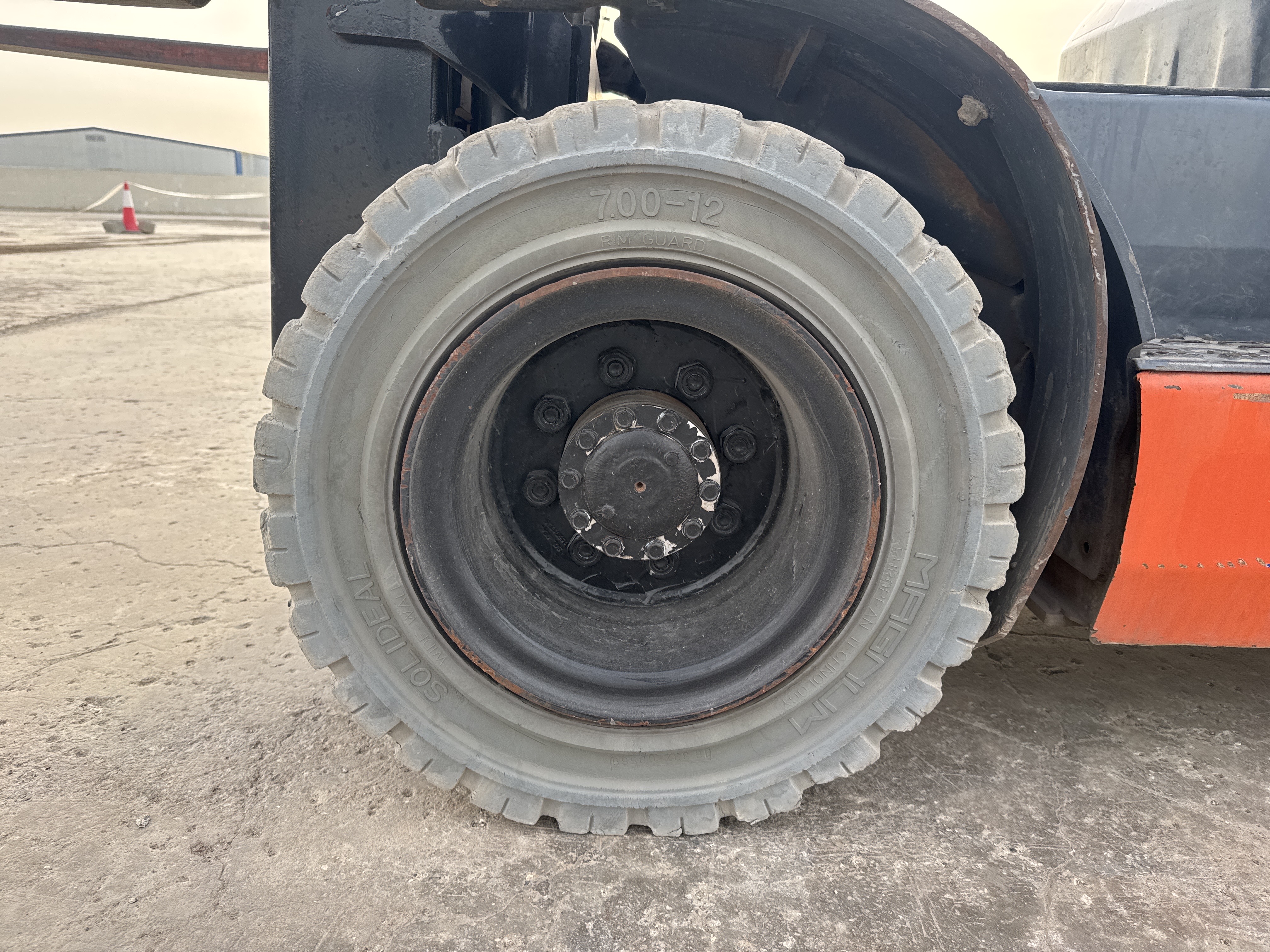FLM-005-Toyota-8FDU25-Forklifts-inspection-Chassis-Right-front-tire-/-wheel-hub---condition-2