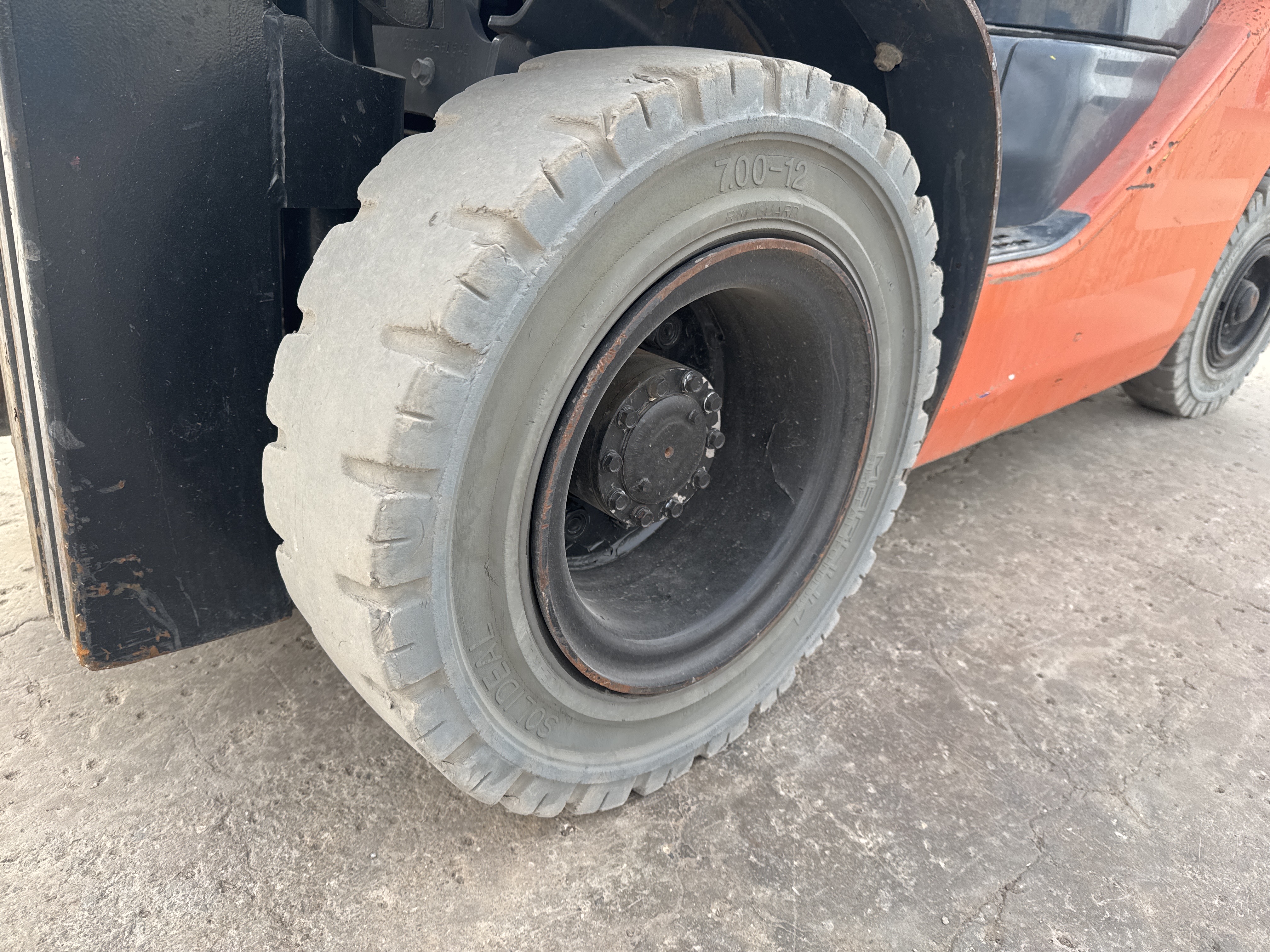 FLM-005-Toyota-8FDU25-Forklifts-inspection-Chassis-Right-front-tire-/-wheel-hub---condition-2