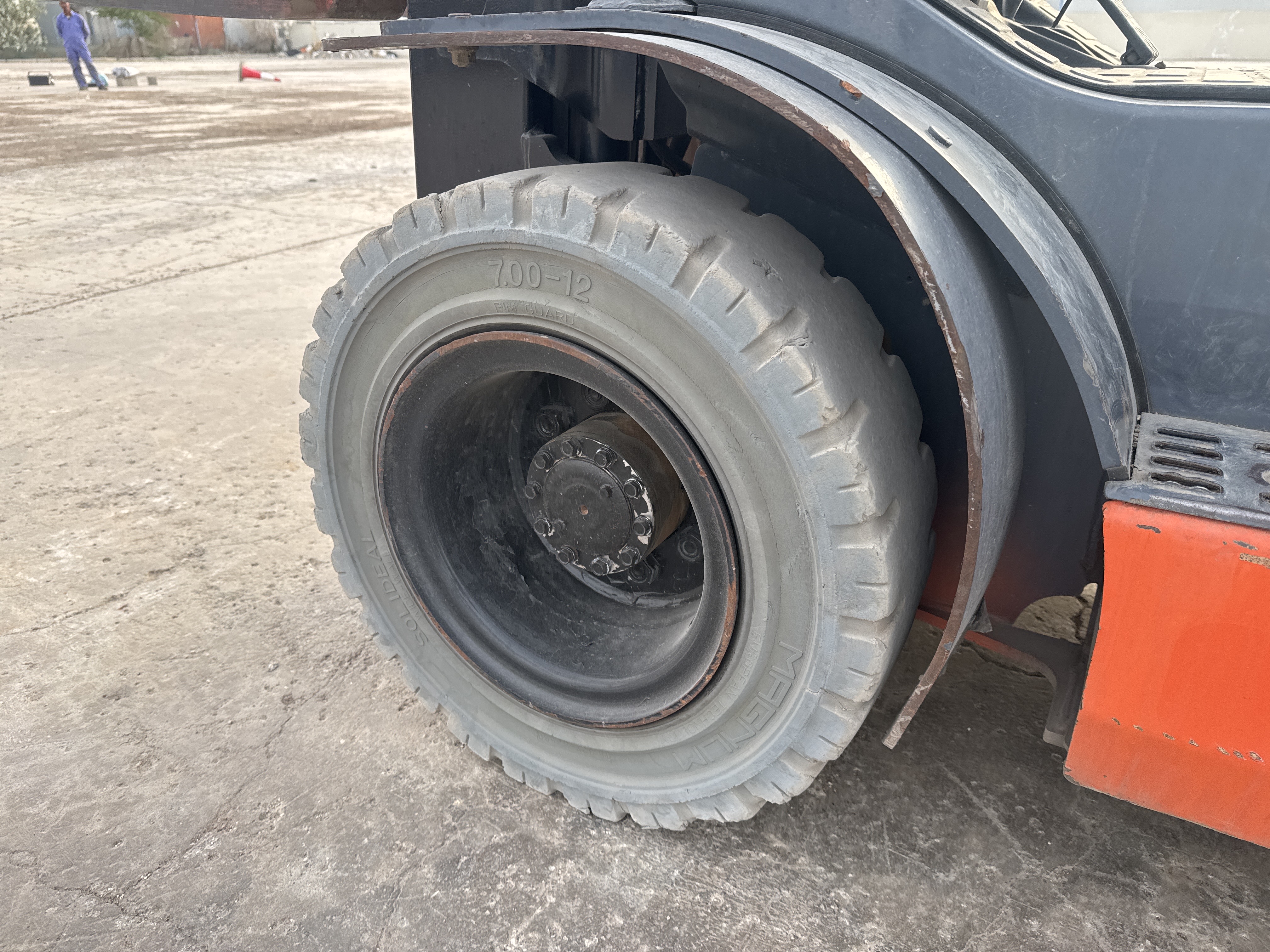 FLM-005-Toyota-8FDU25-Forklifts-inspection-Chassis-Right-front-tire-/-wheel-hub---condition-2