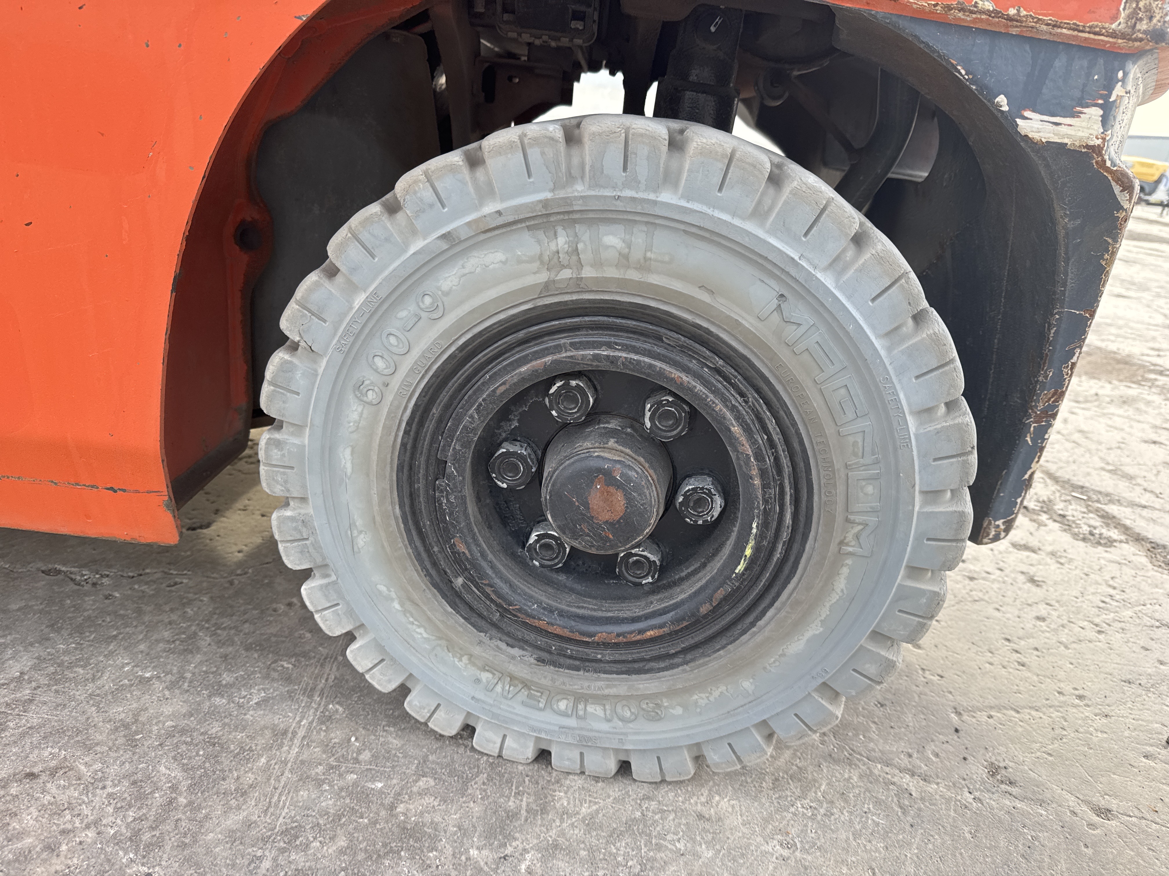 FLM-005-Toyota-8FDU25-Forklifts-inspection-Chassis-Left-rear-tire-/-wheel-hub---condition-2