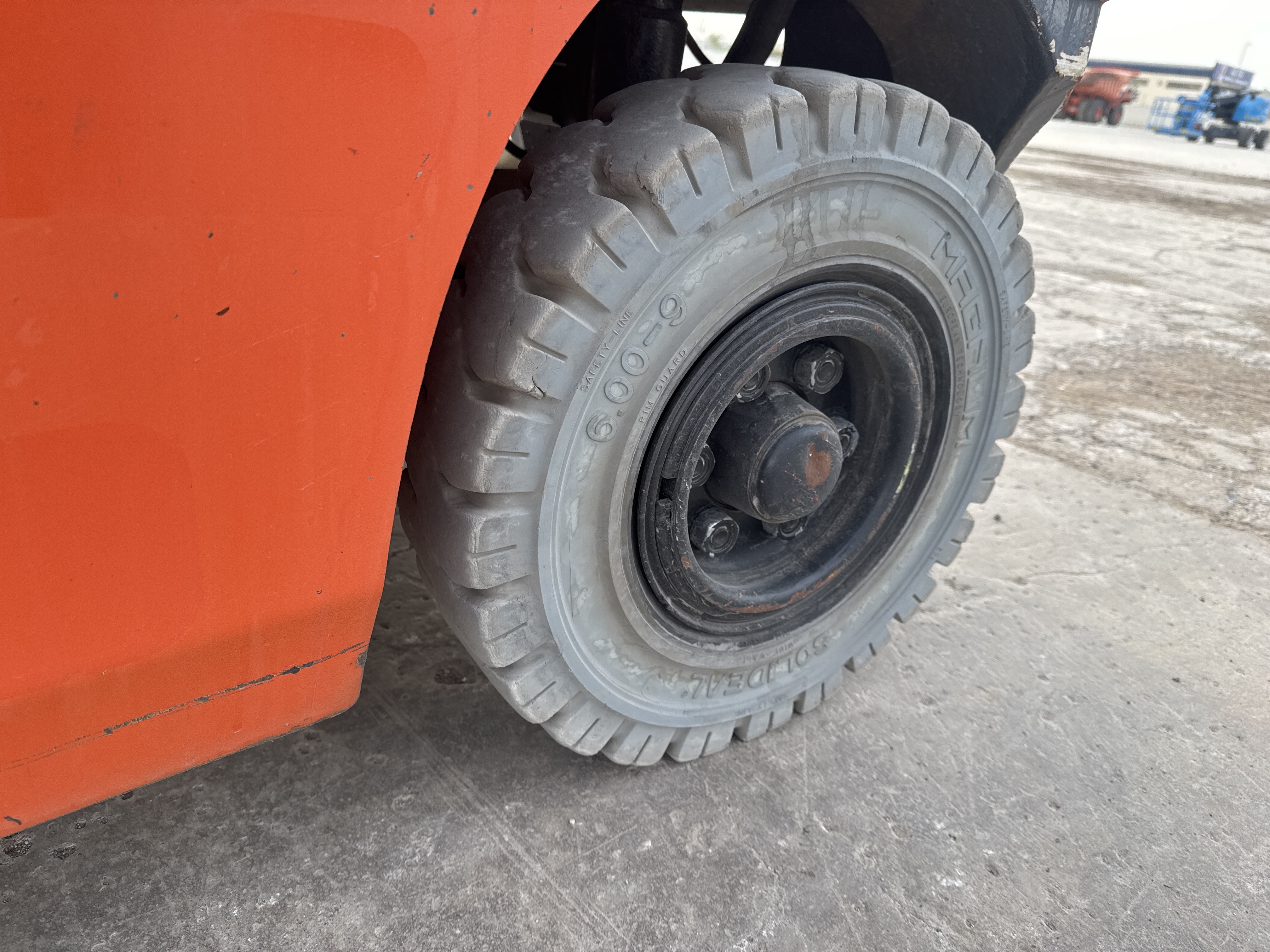 FLM-005-Toyota-8FDU25-Forklifts-inspection-Chassis-Left-rear-tire-/-wheel-hub---condition-2