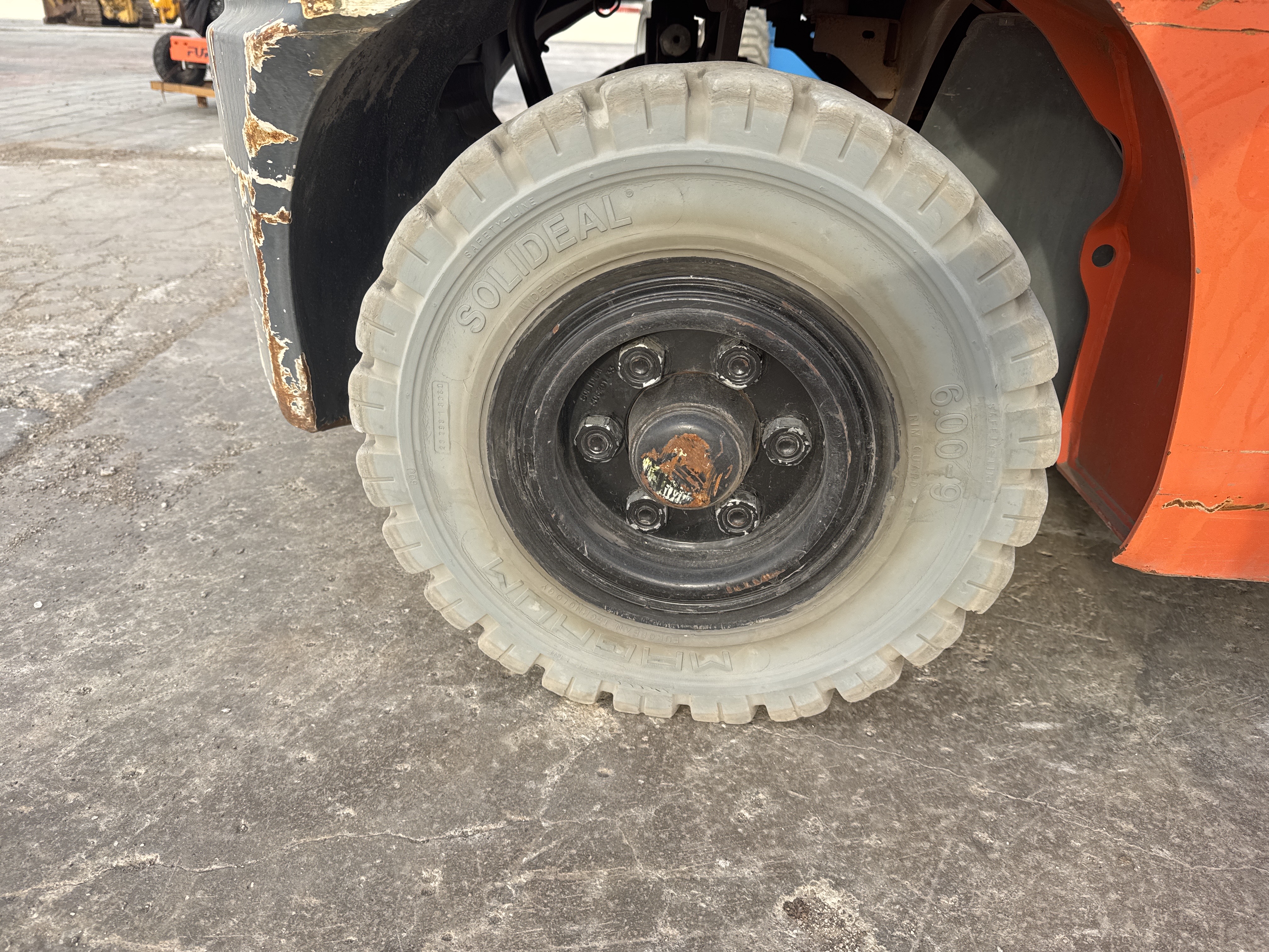 FLM-005-Toyota-8FDU25-Forklifts-inspection-Chassis-Right-rear-tire-/-wheel-hub---condition-2