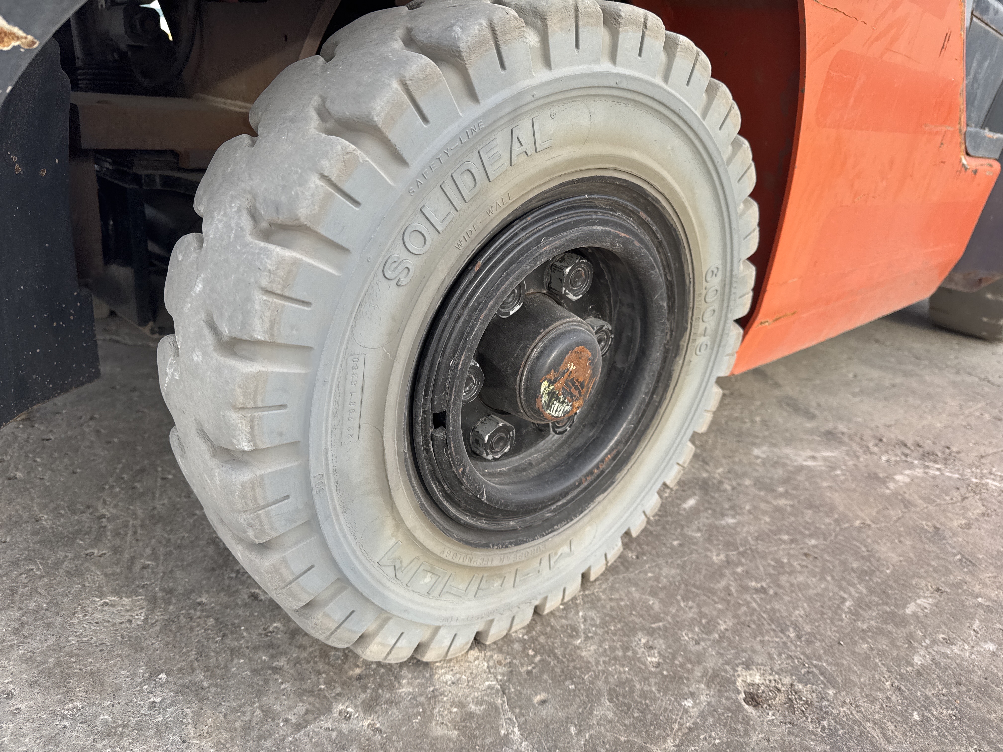 FLM-005-Toyota-8FDU25-Forklifts-inspection-Chassis-Right-rear-tire-/-wheel-hub---condition-2