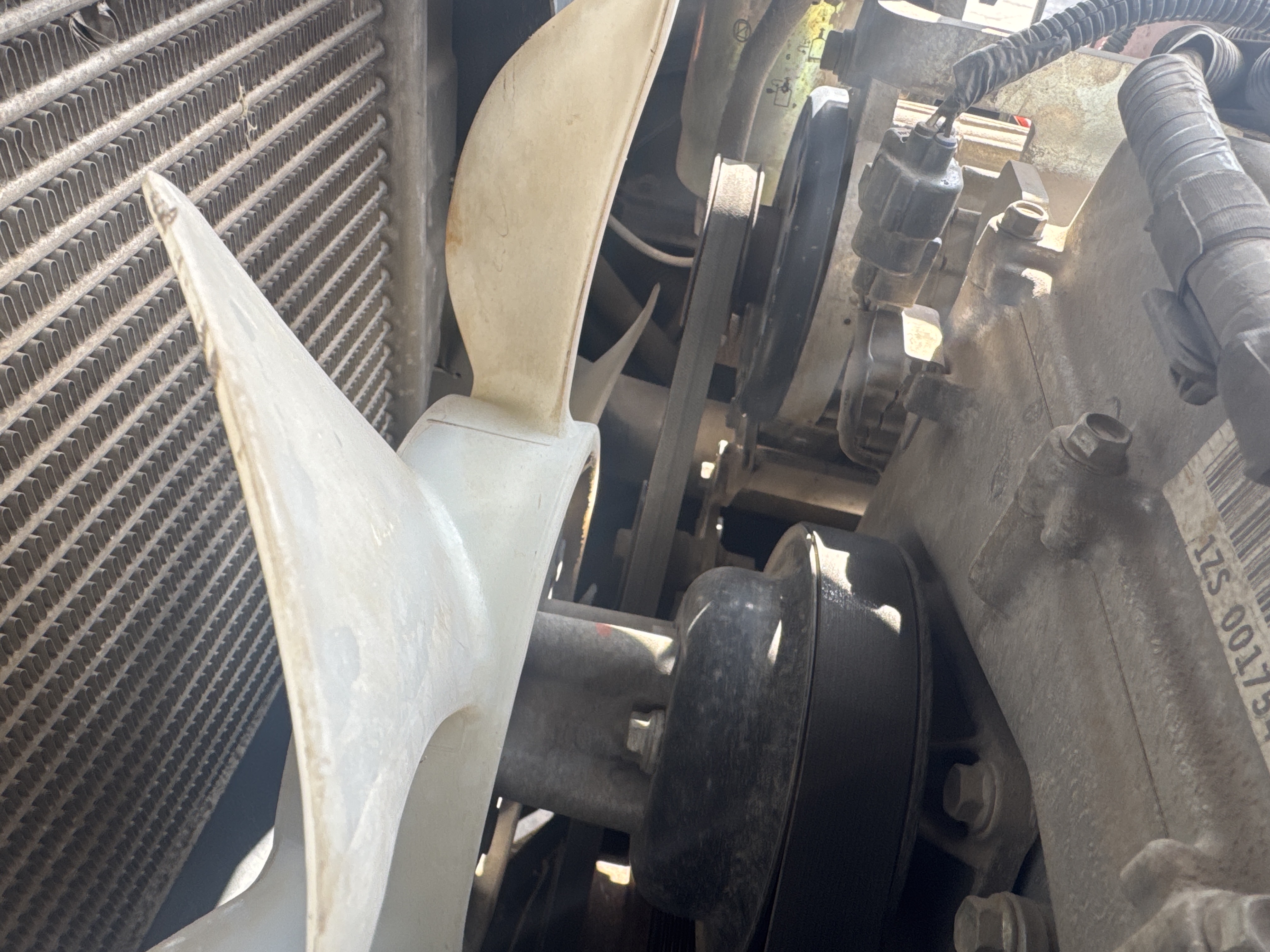 FLM-005-Toyota-8FDU25-Forklifts-inspection-Engine-Belts-2