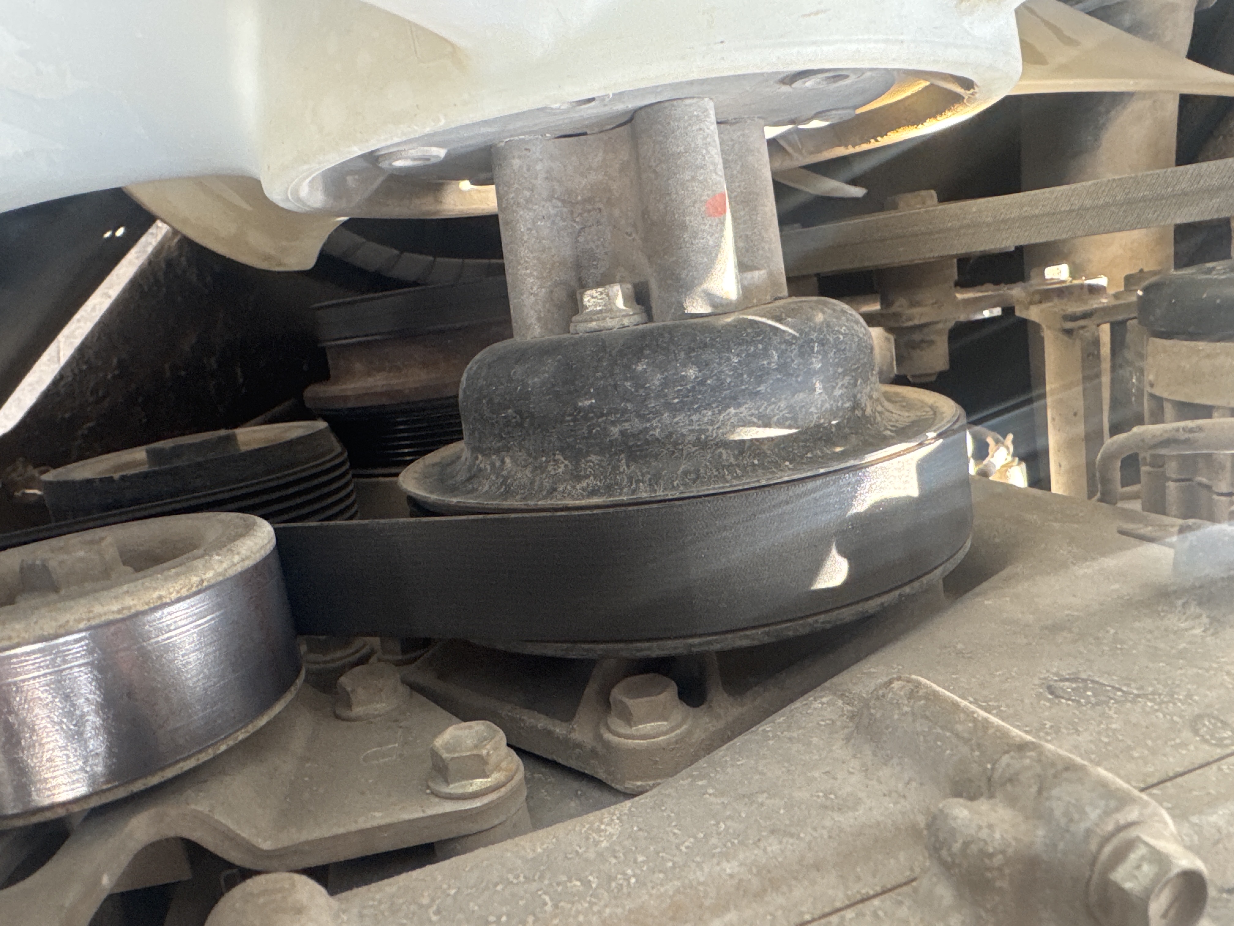 FLM-005-Toyota-8FDU25-Forklifts-inspection-Engine-Belts-2