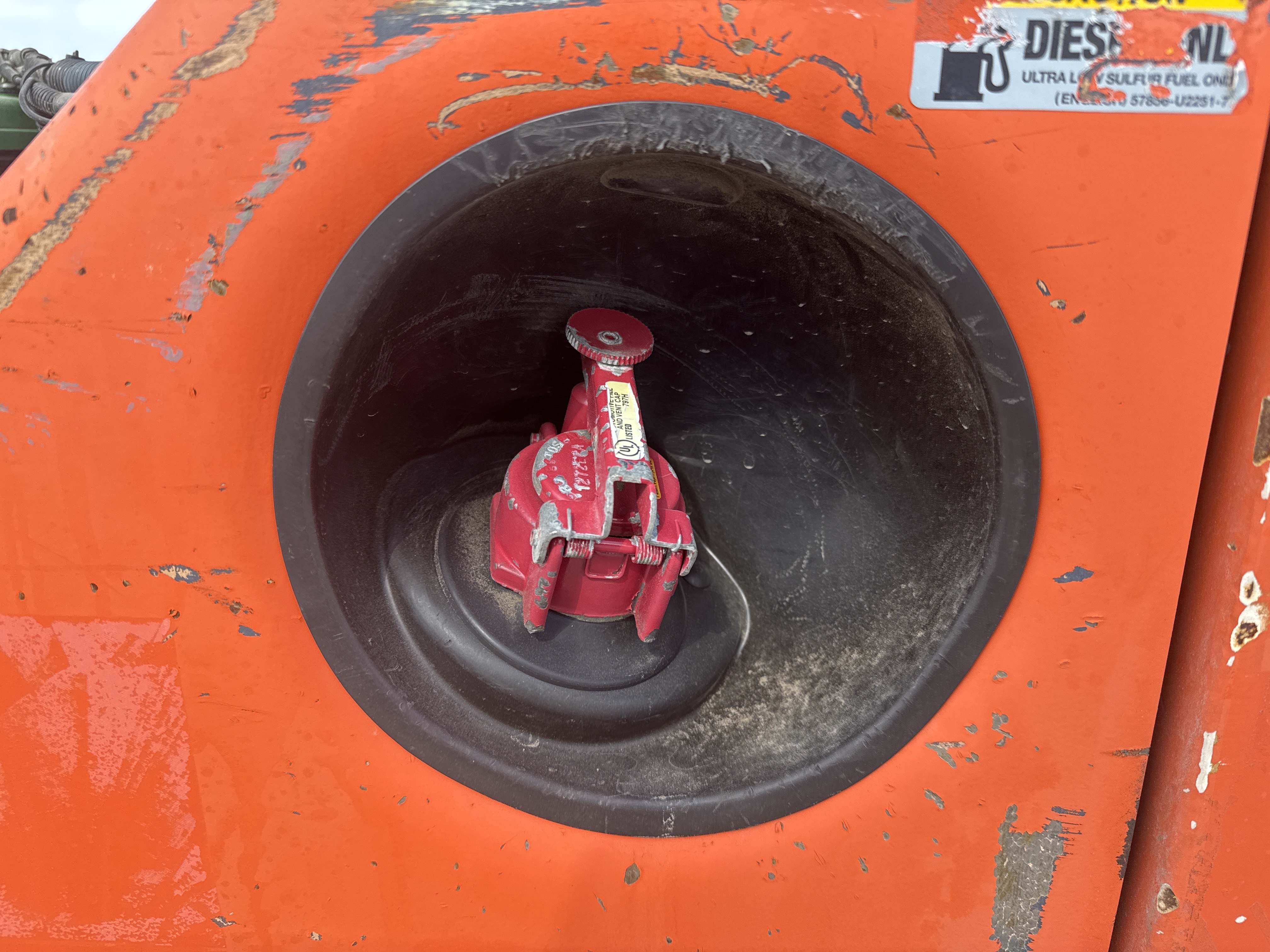 FLM-005-Toyota-8FDU25-Forklifts-inspection-Engine-Fuel-tank-2