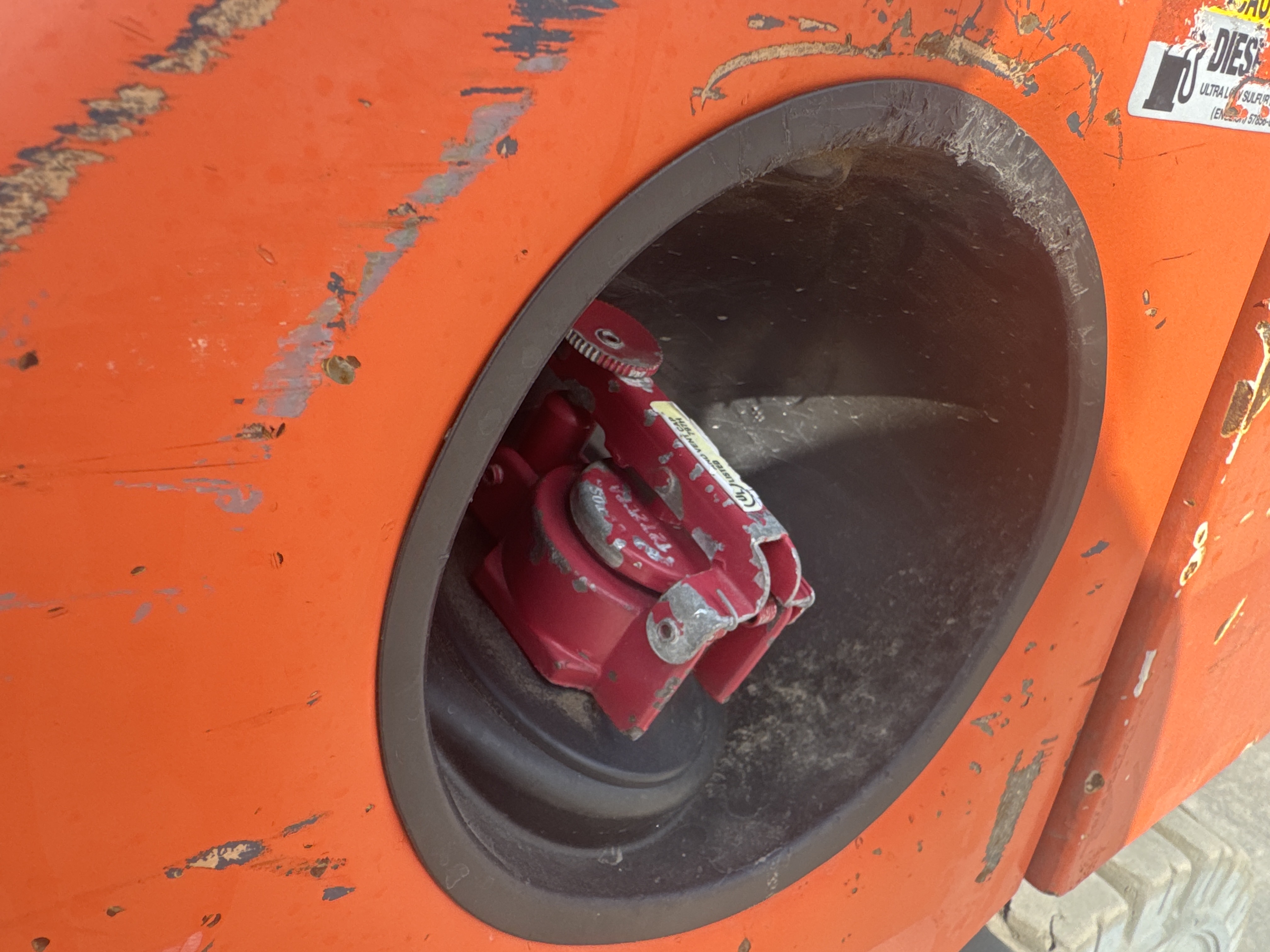 FLM-005-Toyota-8FDU25-Forklifts-inspection-Engine-Fuel-tank-2