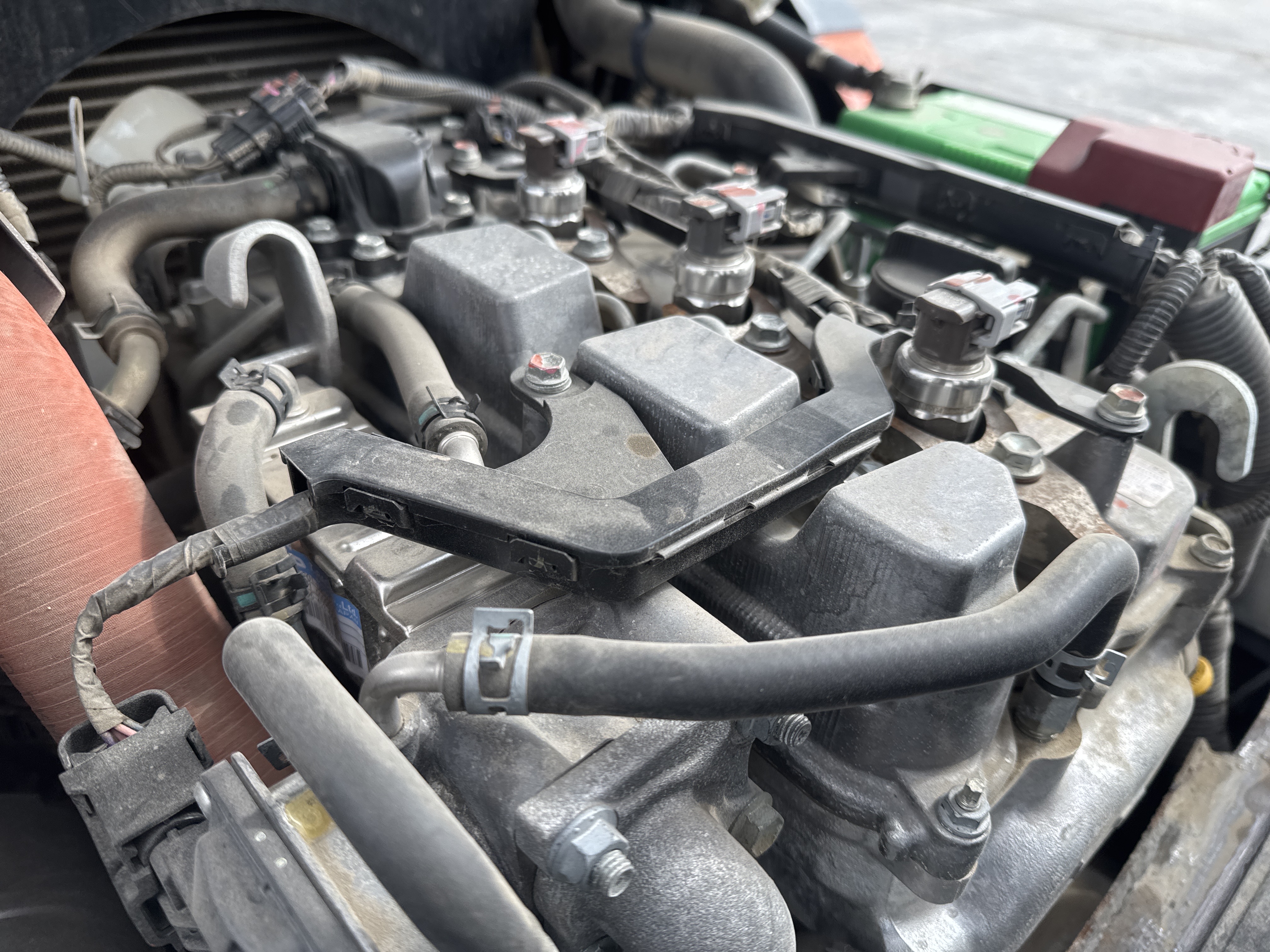 FLM-005-Toyota-8FDU25-Forklifts-inspection-Engine-Engine-oil-leaks-2