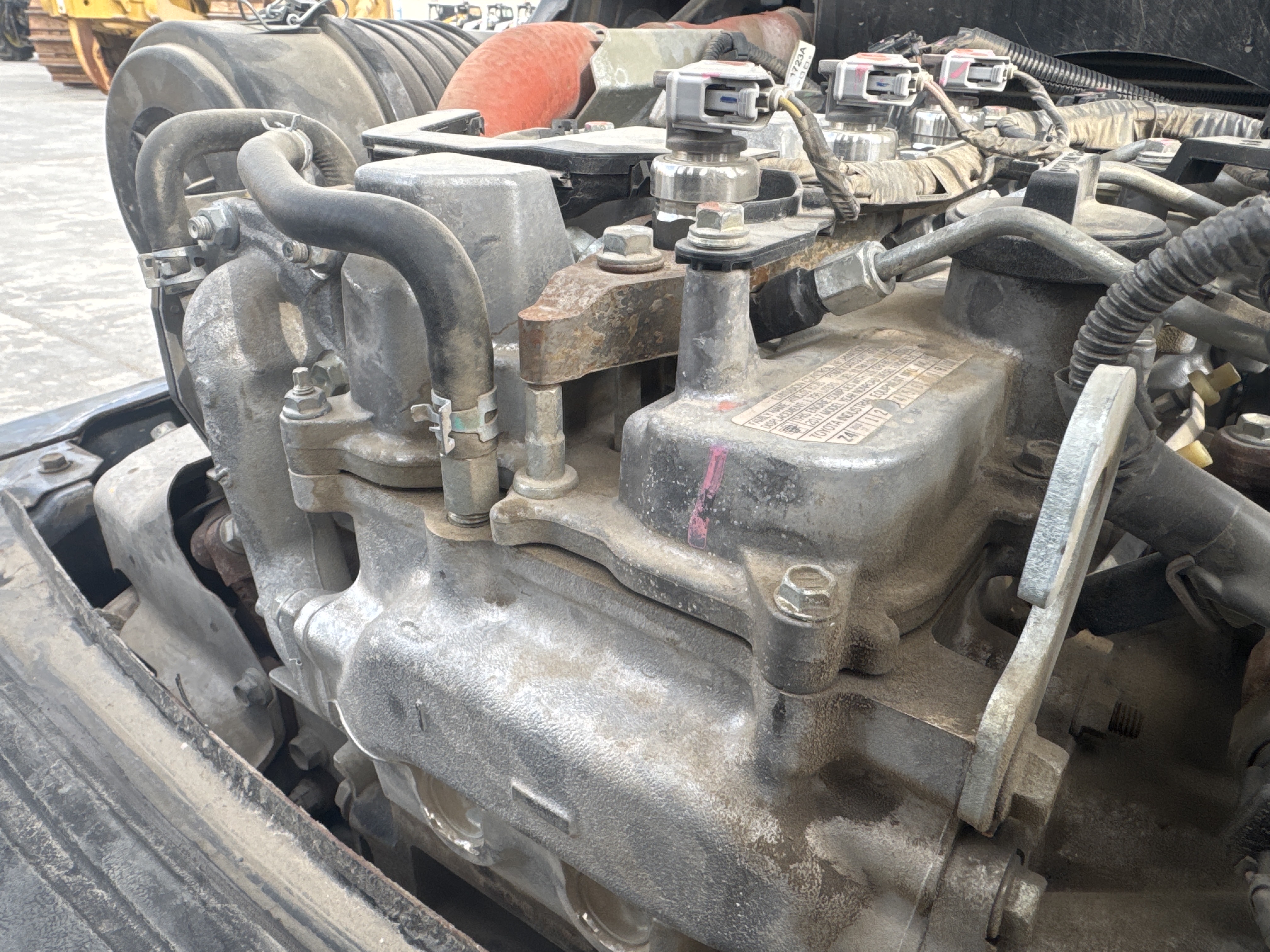 FLM-005-Toyota-8FDU25-Forklifts-inspection-Engine-Engine-oil-leaks-2