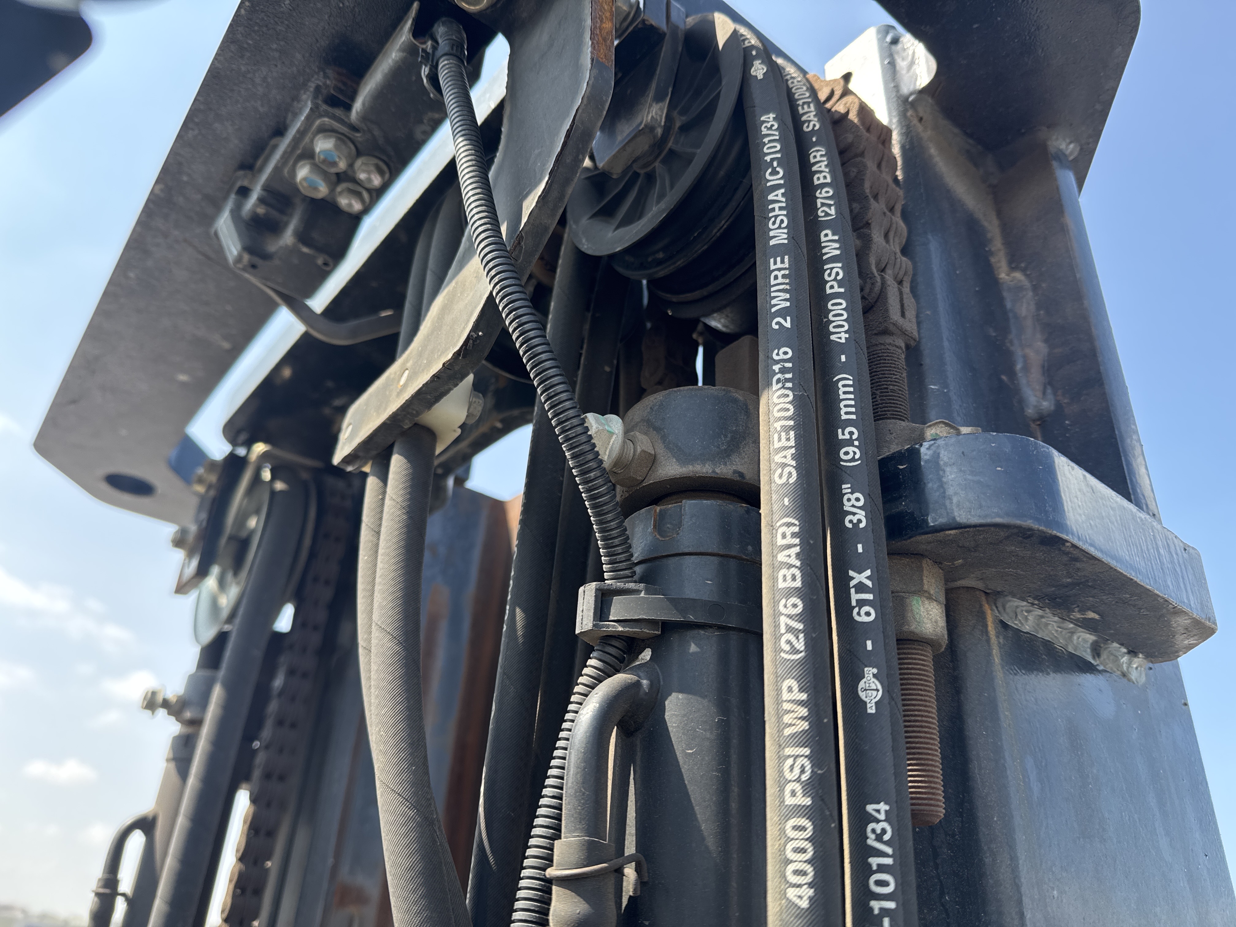 FLM-005-Toyota-8FDU25-Forklifts-inspection-Hydraulics-Hydraulic-hoses-and-lines-2