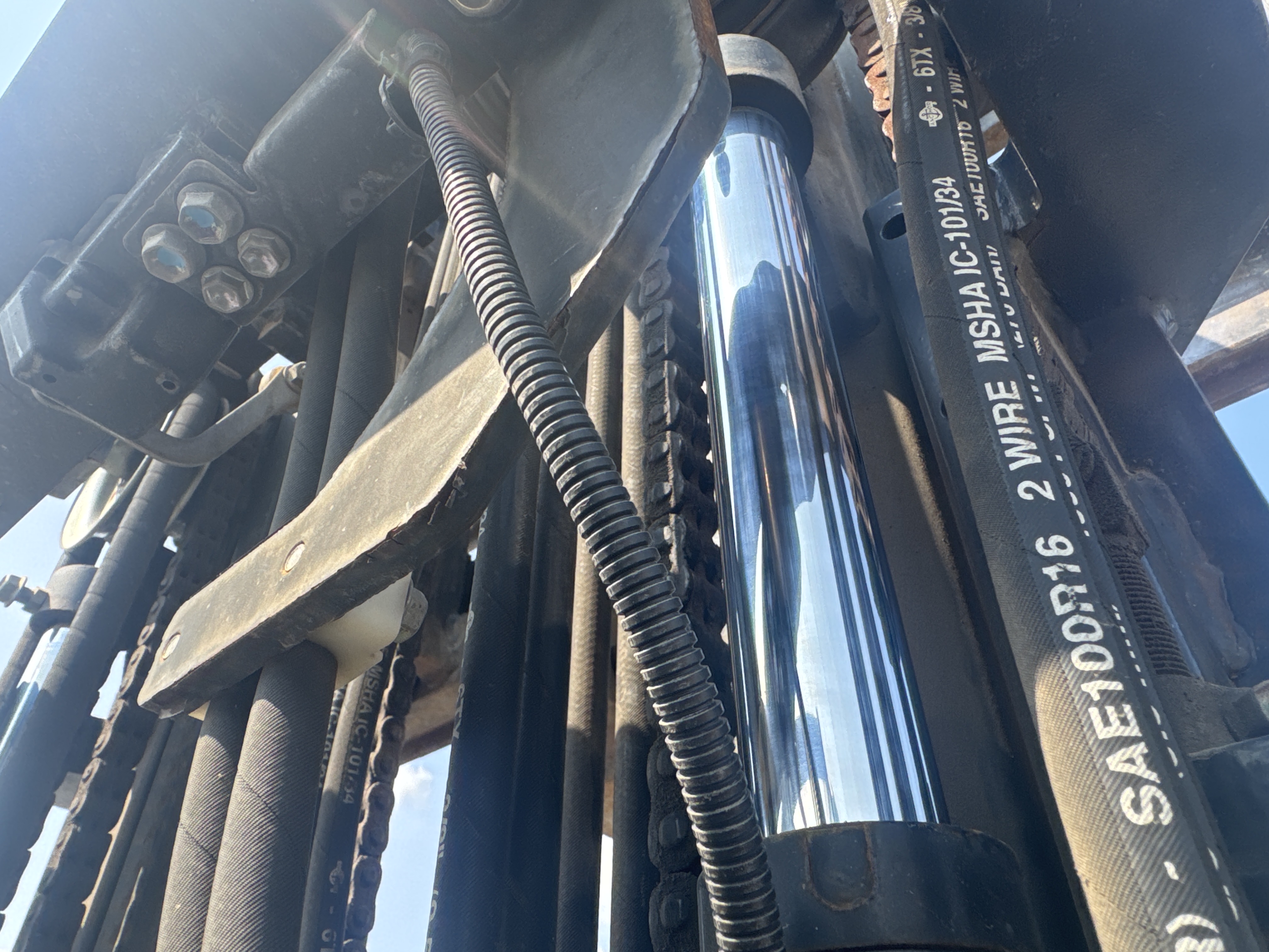 FLM-005-Toyota-8FDU25-Forklifts-inspection-Hydraulics-Lift-cylinders-2