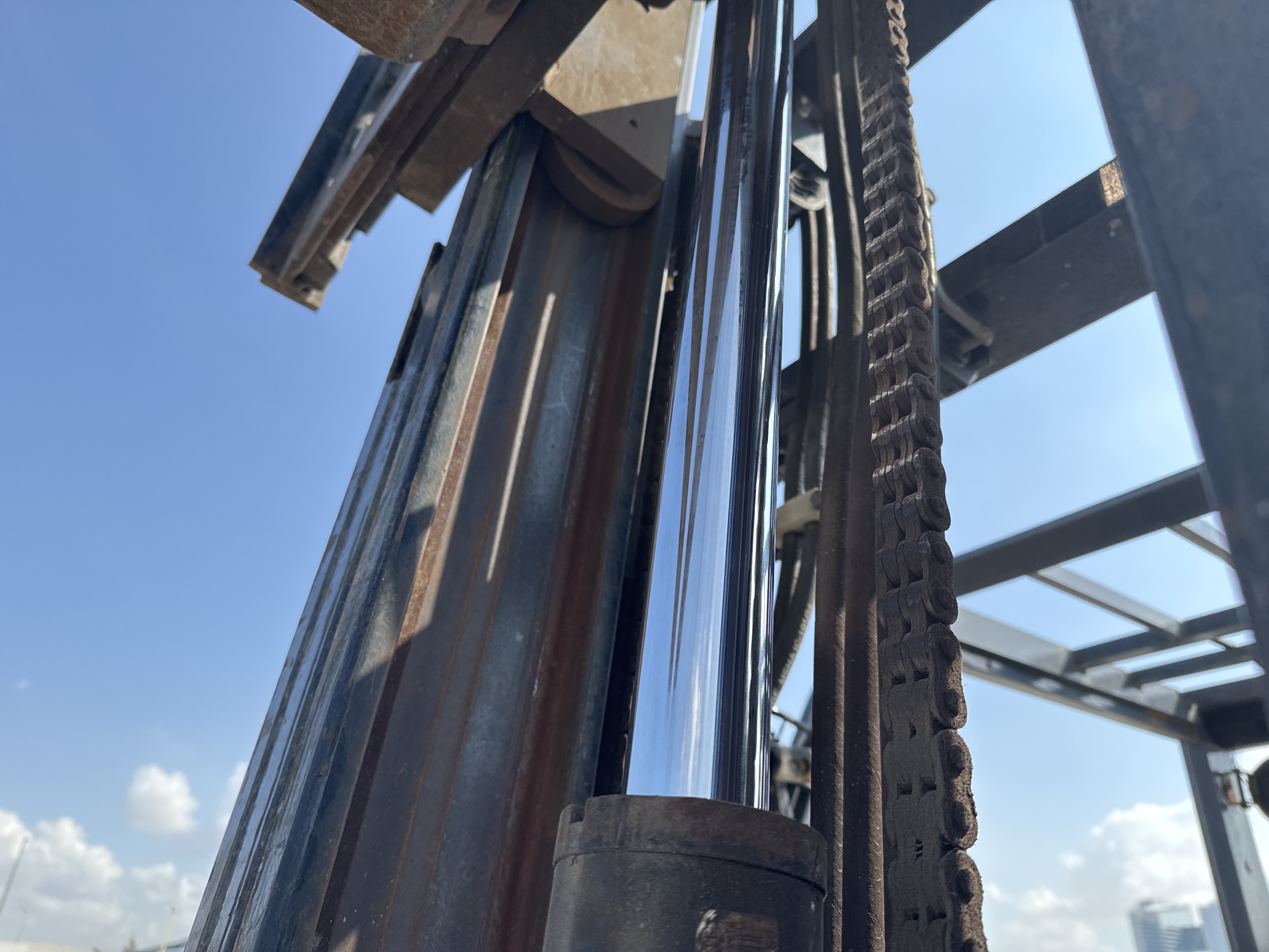 FLM-005-Toyota-8FDU25-Forklifts-inspection-Hydraulics-Lift-cylinders-2