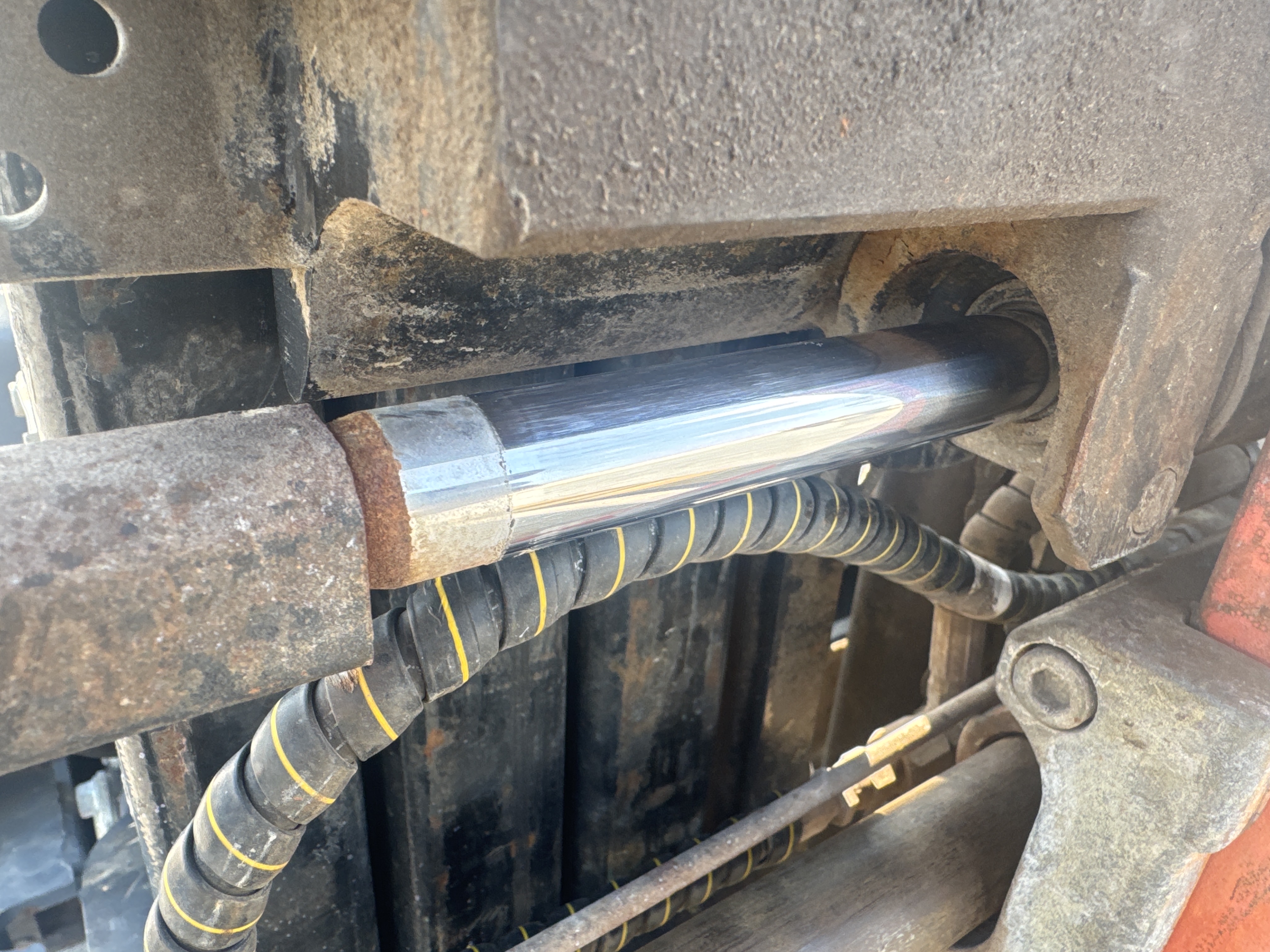 FLM-005-Toyota-8FDU25-Forklifts-inspection-Hydraulics-Fork-positioner-cylinders-2