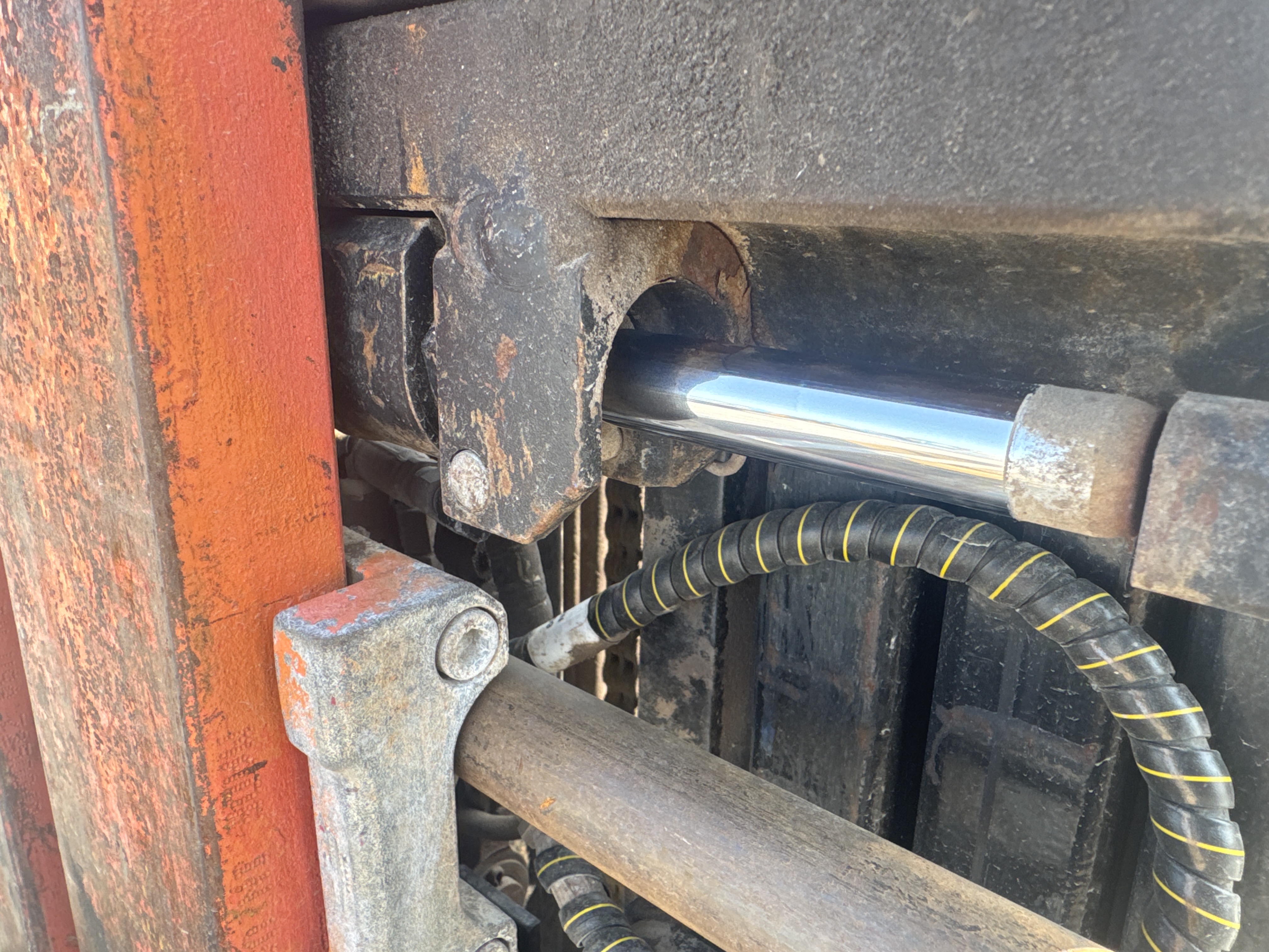 FLM-005-Toyota-8FDU25-Forklifts-inspection-Hydraulics-Fork-positioner-cylinders-2