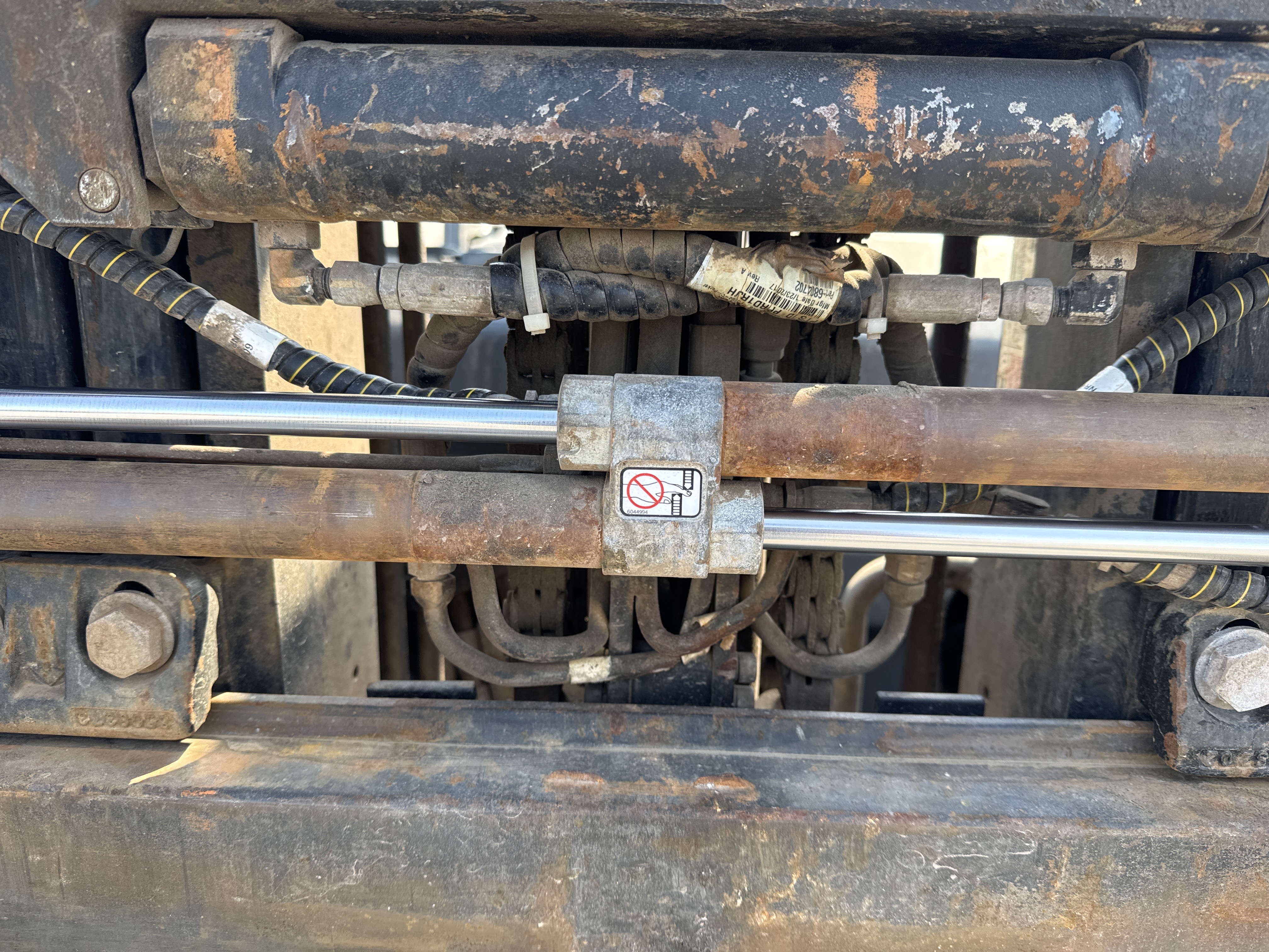 FLM-005-Toyota-8FDU25-Forklifts-inspection-Hydraulics-Fork-positioner-cylinders-2