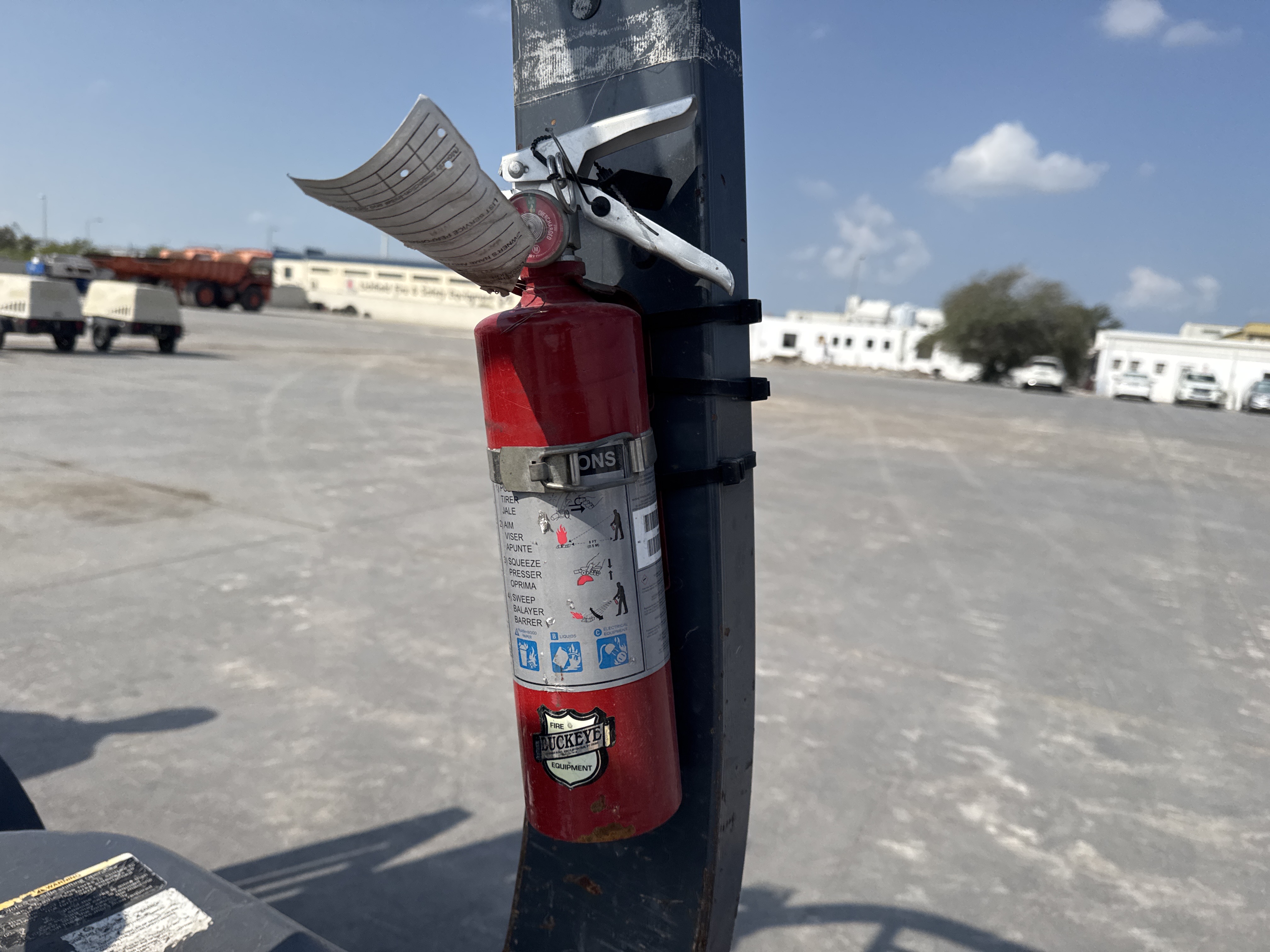 FLM-005-Toyota-8FDU25-Forklifts-inspection-Safety-Fire-extinguisher-2