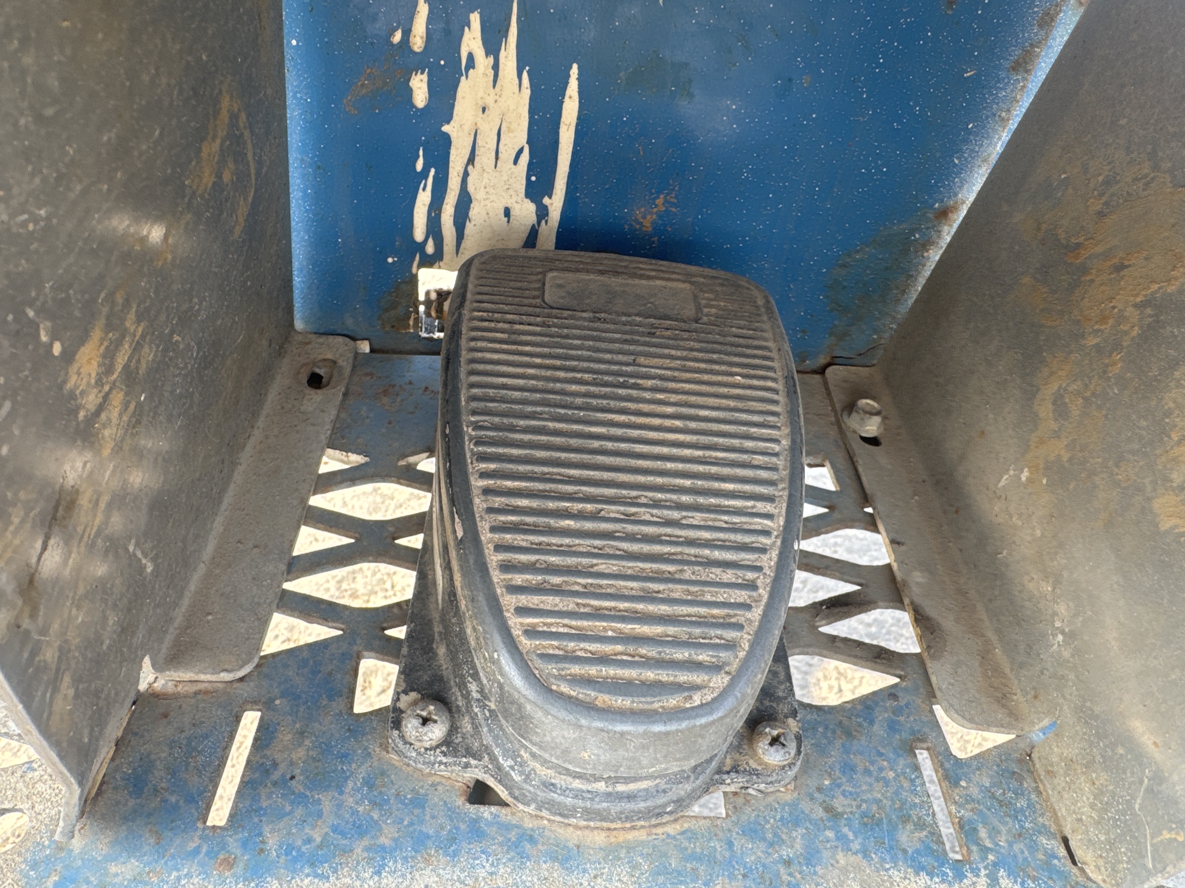 BLA-017-Genie-Z-45/25J-RT-Boom-lifts-inspection-Cabin-Pedals-2