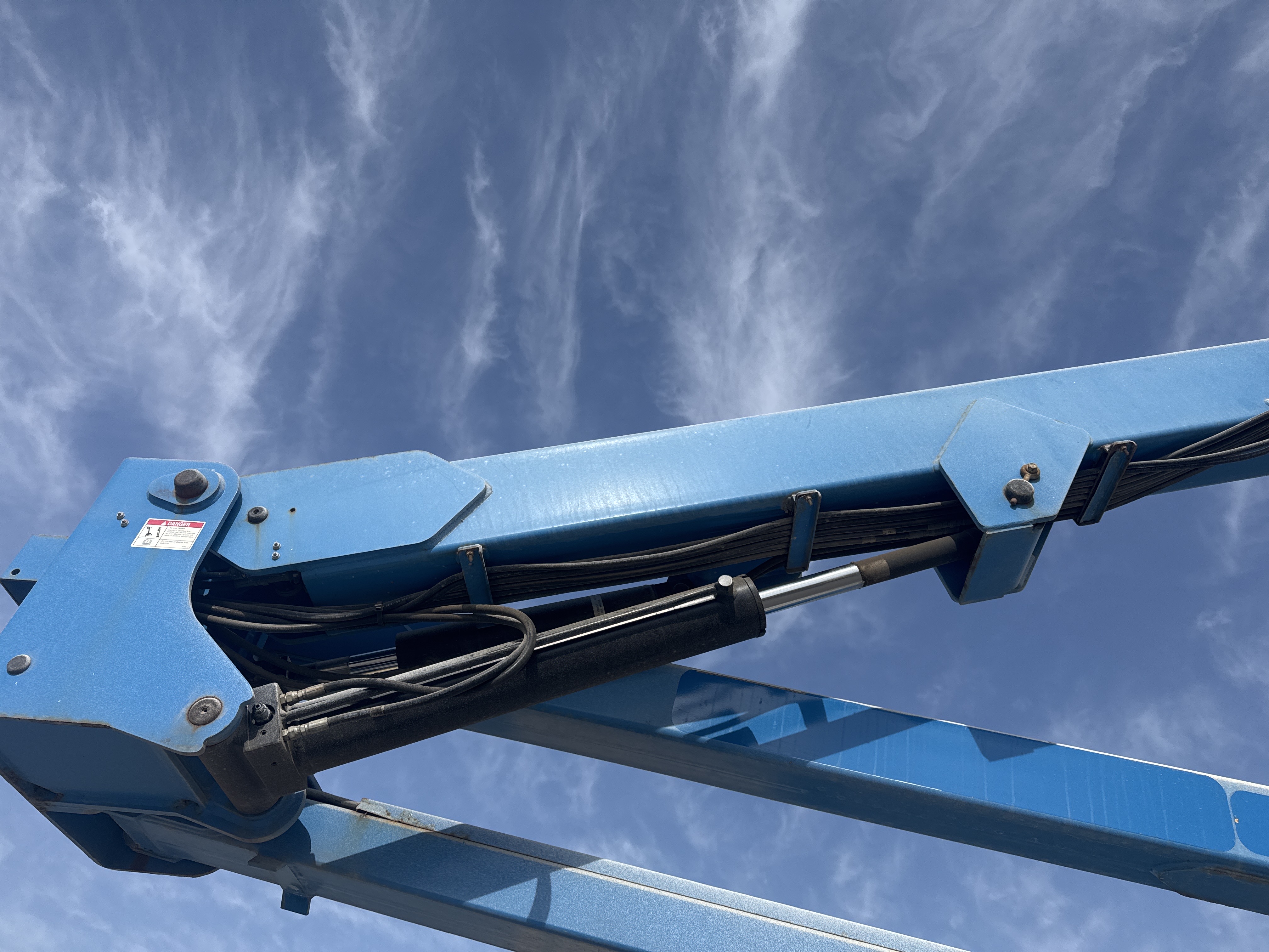 BLA-017-Genie-Z-45/25J-RT-Boom-lifts-inspection-Chassis-Boom-extension-cylinder-2