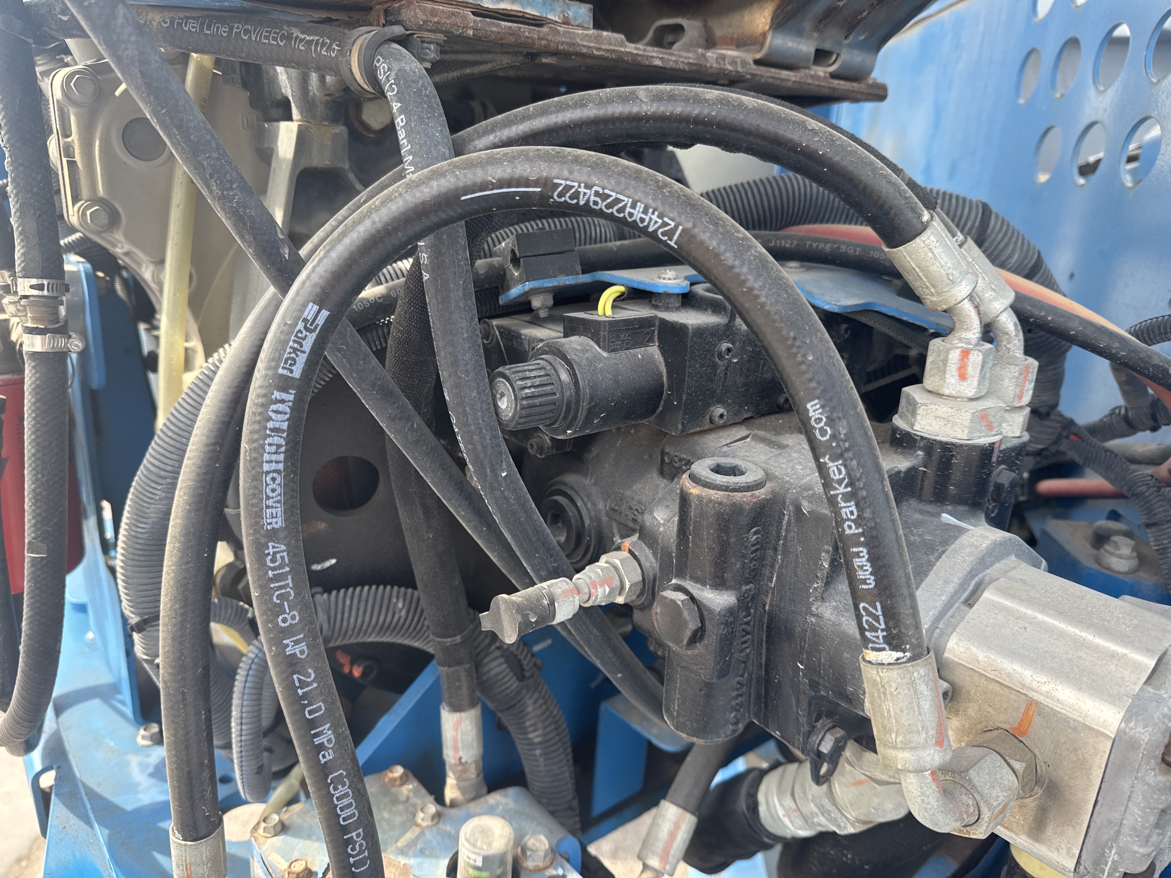BLA-017-Genie-Z-45/25J-RT-Boom-lifts-inspection-Hydraulics-Hydraulic-hoses-and-lines-2
