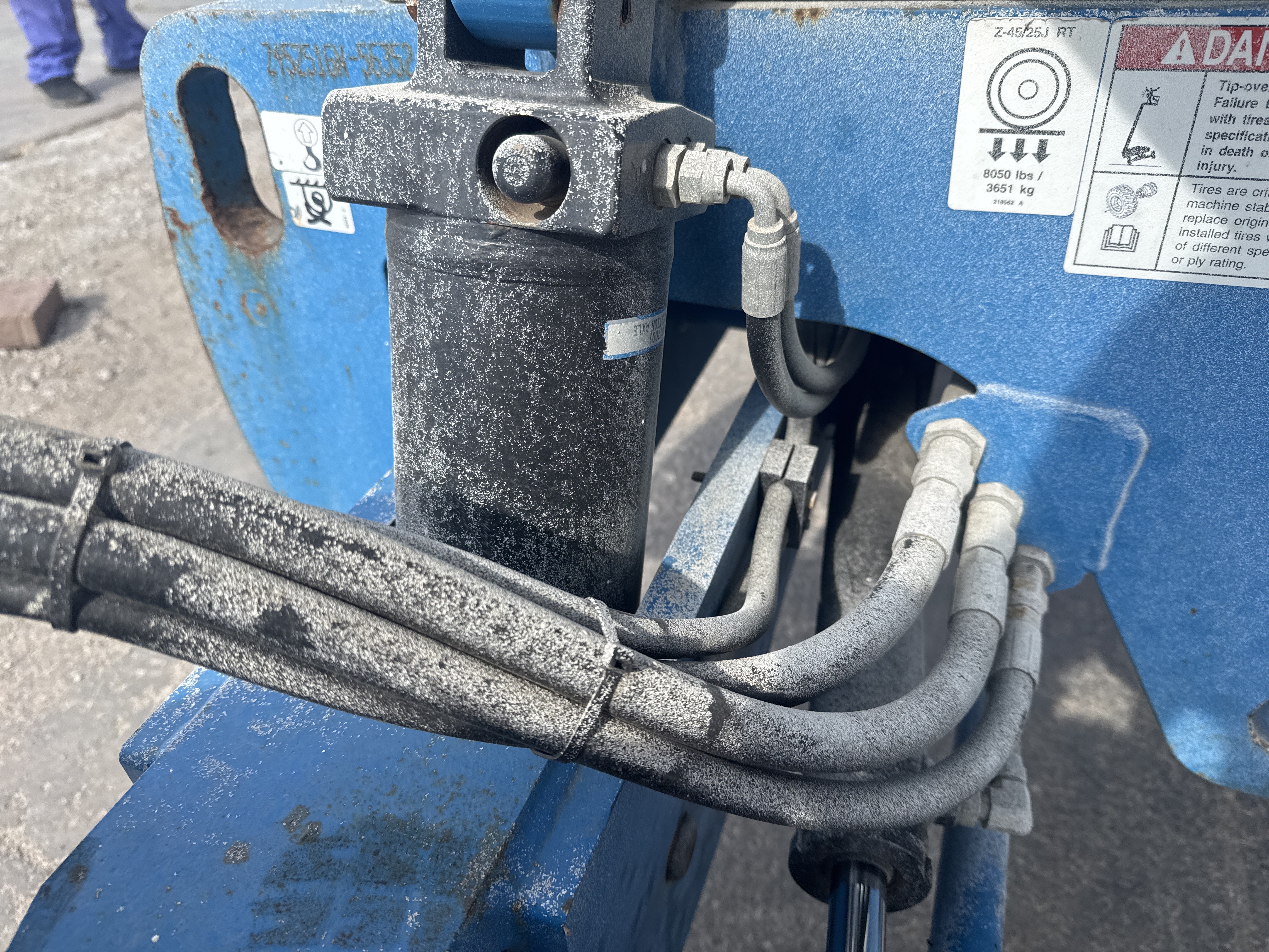 BLA-017-Genie-Z-45/25J-RT-Boom-lifts-inspection-Hydraulics-Hydraulic-hoses-and-lines-2