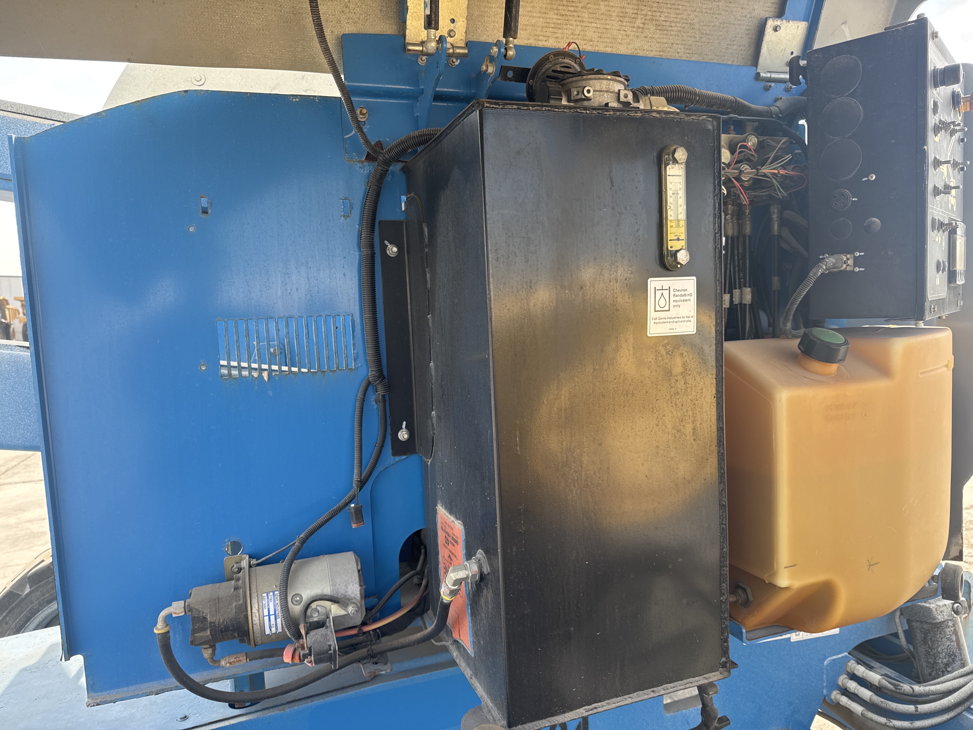 BLA-017-Genie-Z-45/25J-RT-Boom-lifts-inspection-Hydraulics-Hydraulic-Tank-2