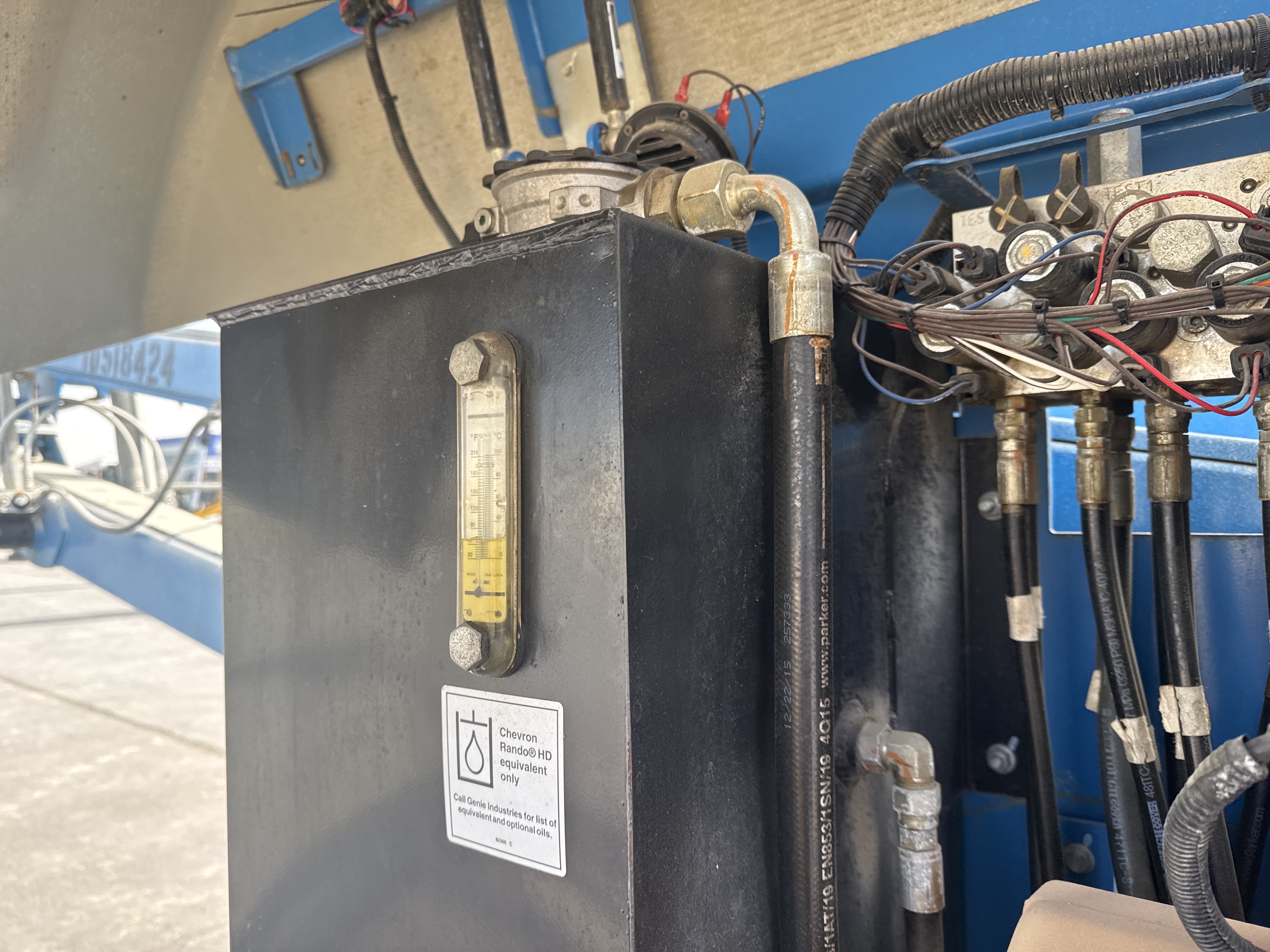 BLA-017-Genie-Z-45/25J-RT-Boom-lifts-inspection-Hydraulics-Hydraulic-Tank-2