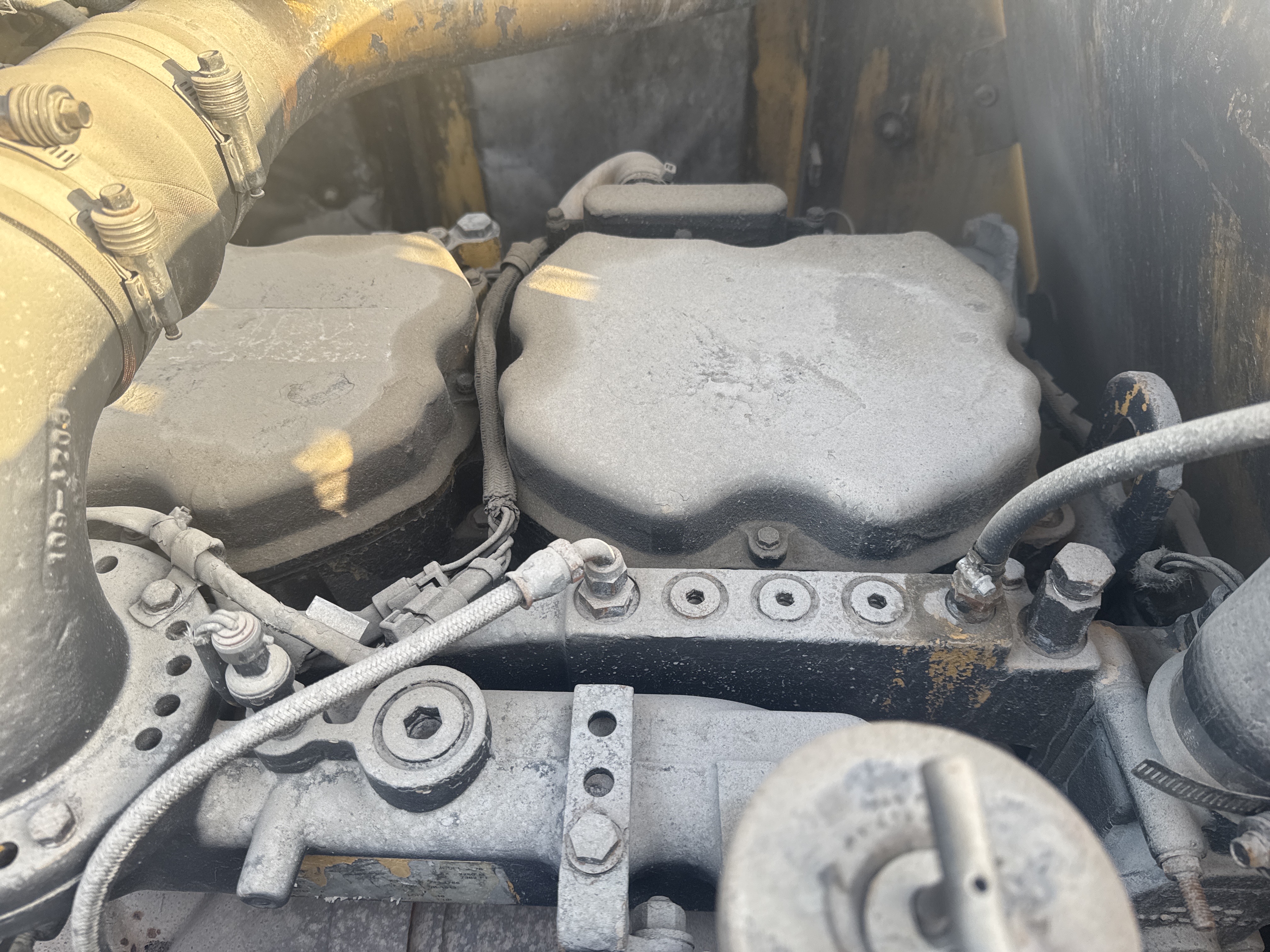LEX-006-Cat-345B-LME-Series-II-Large-excavators-inspection-Engine-Engine-oil-leaks-2