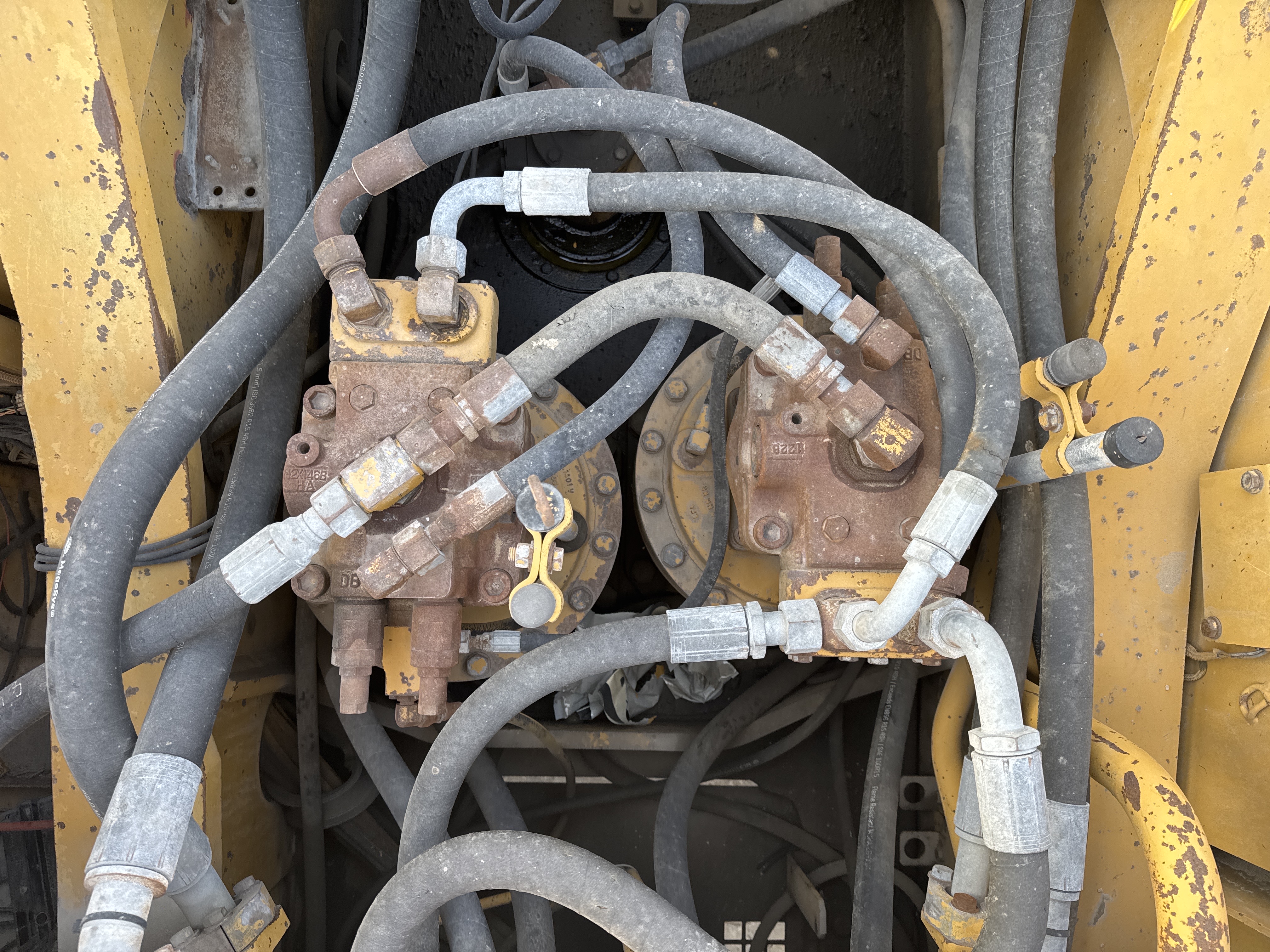 LEX-006-Cat-345B-LME-Series-II-Large-excavators-inspection-Hydraulics-Hydraulic-pump-2